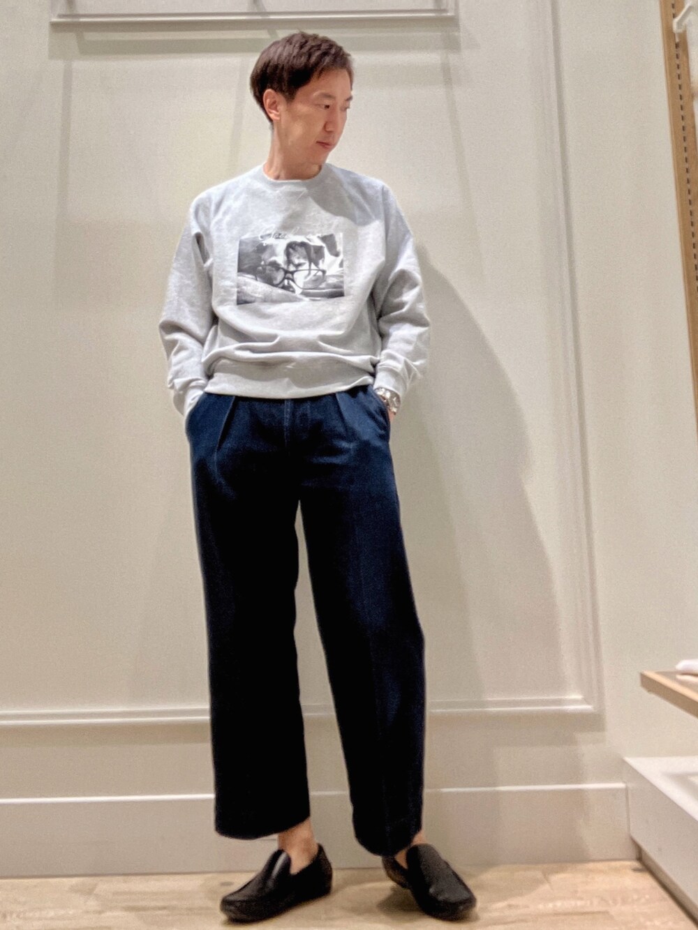 ブルー系のニット/セーター、グレー系のスウェットを着用したメンズの冬コーディネートの6枚目の写真