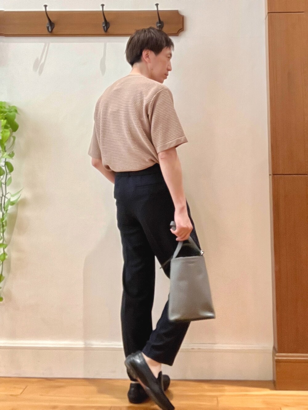 ベージュ系のニット/セーター、ブラック系のその他パンツ、グレー系のショルダーバッグを着用したメンズの春コーディネートの7枚目の写真