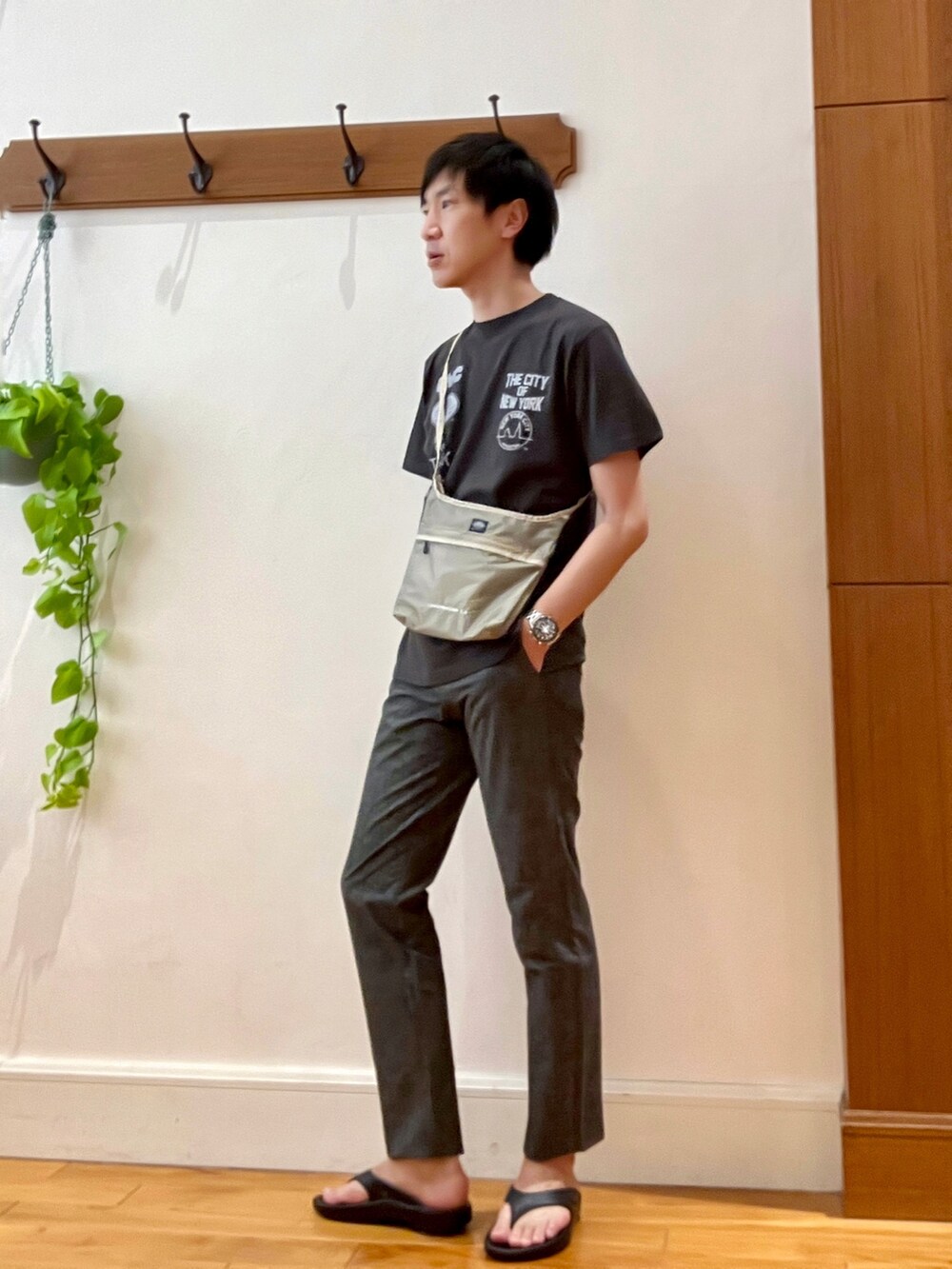 ブラック系のTシャツ/カットソー、グレー系のその他パンツ、ブラック系のサンダルを着用したメンズの春コーディネートの2枚目の写真