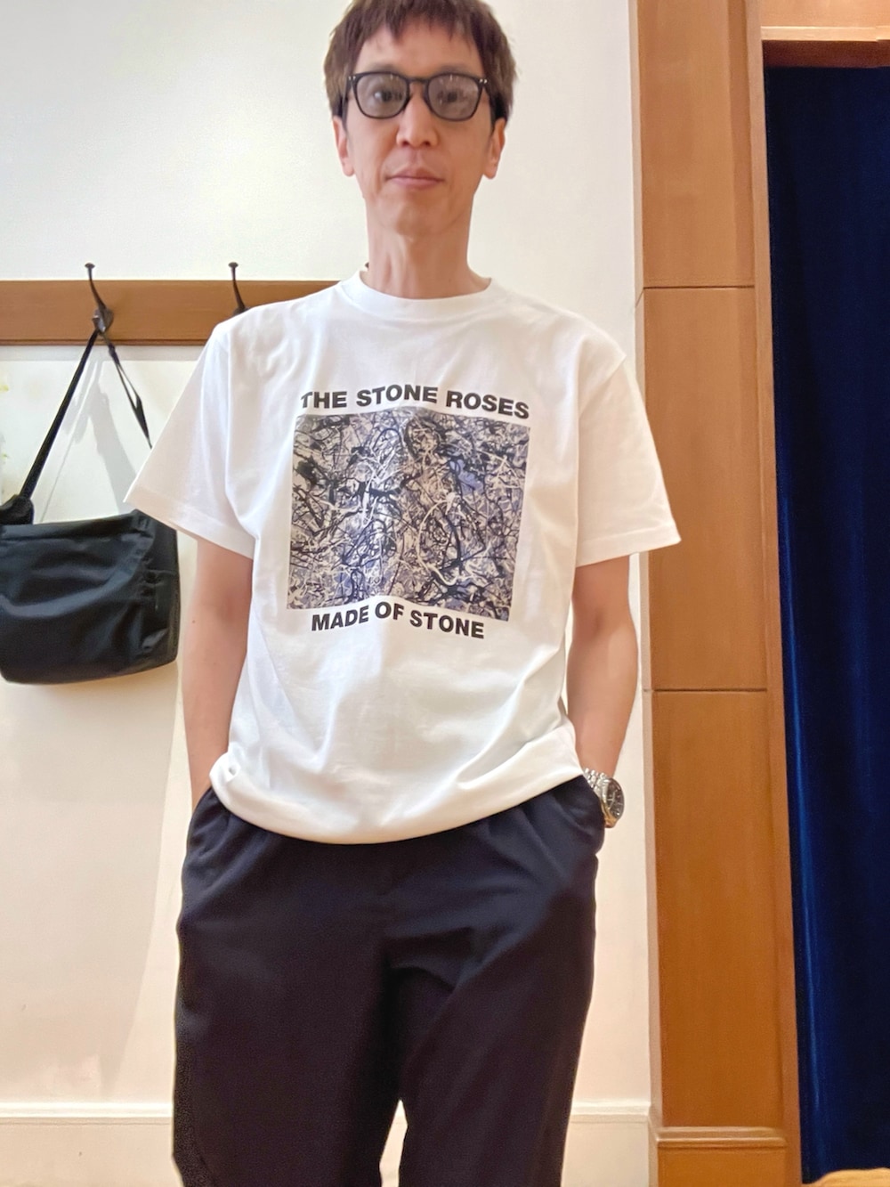 ホワイト系のTシャツ/カットソー、ブラック系のショルダーバッグ、グレー系のその他パンツを着用したメンズの夏コーディネートの9枚目の写真