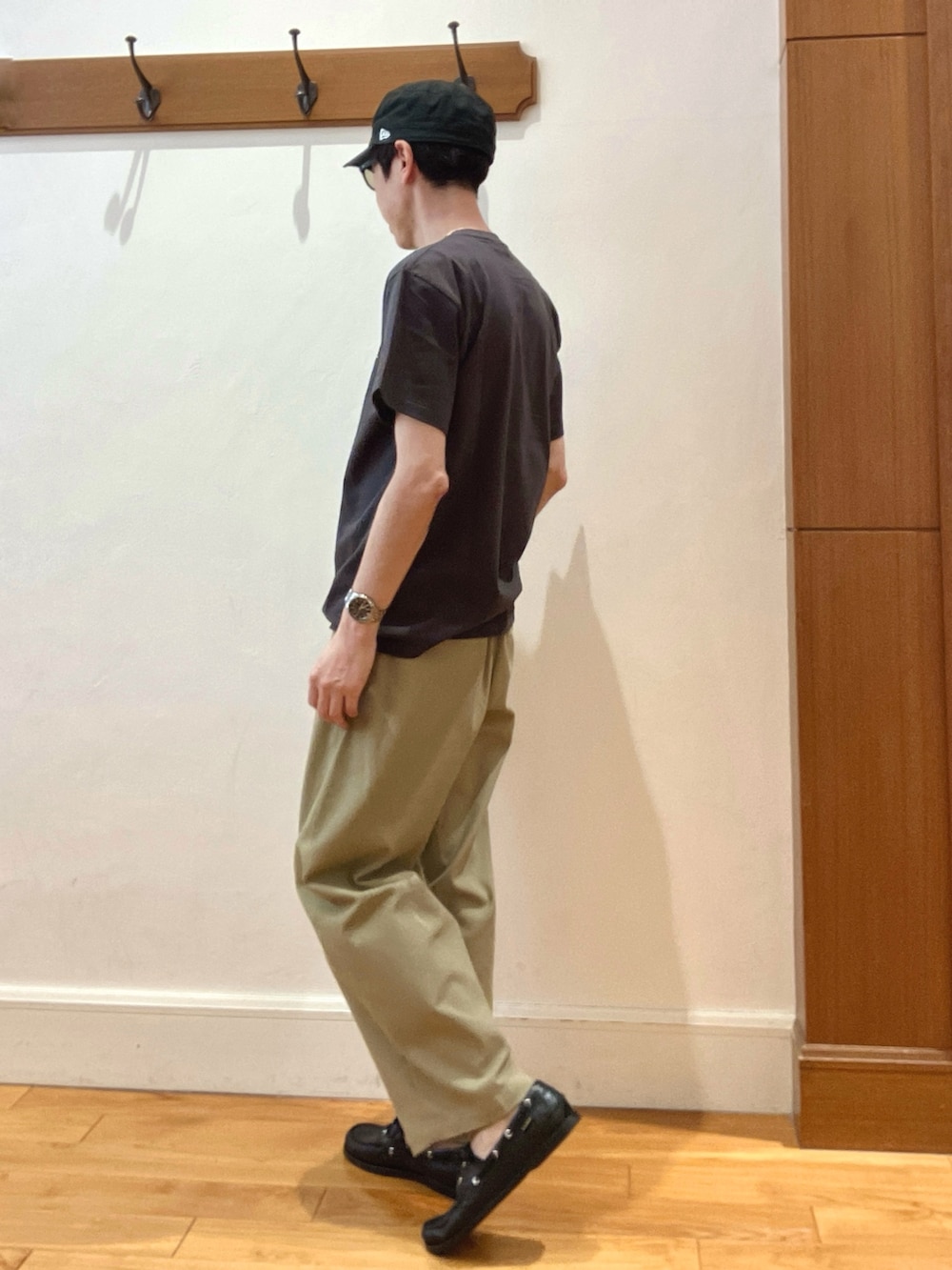 グレー系のTシャツ/カットソー、ブラック系のモカシン/デッキシューズ、ブラック系のサングラスを着用したメンズの春コーディネートの4枚目の写真