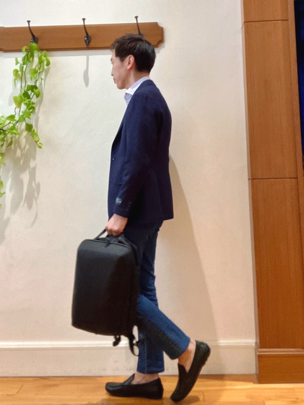 ブルー系のテーラードジャケット、パープル系のシャツ/ブラウス、ブルー系のデニムパンツを着用したメンズの春コーディネートの3枚目の写真