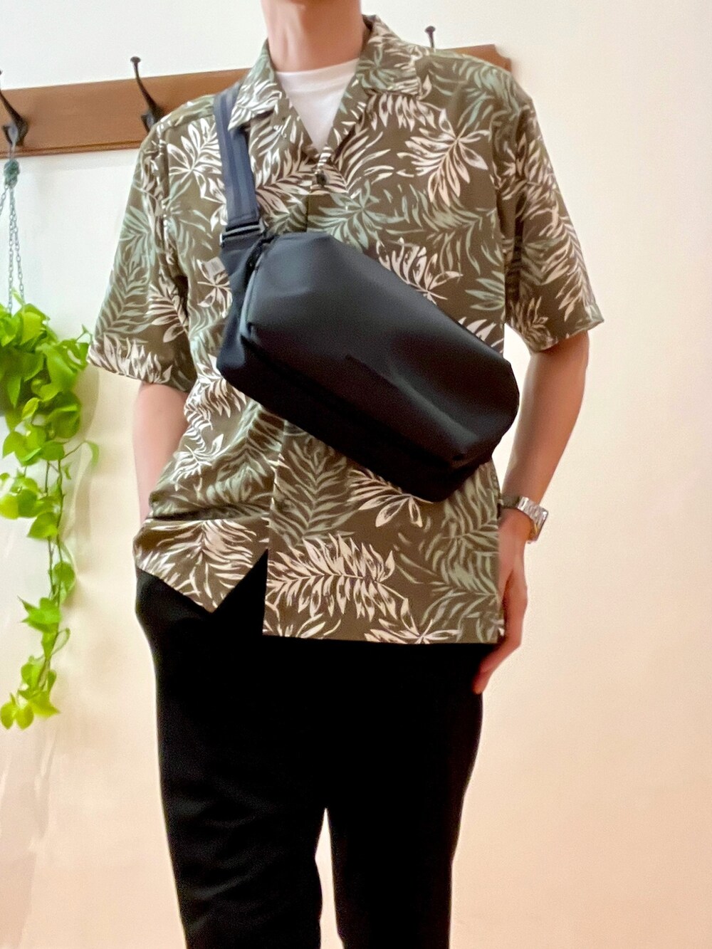 グリーン系のシャツ/ブラウス、ホワイト系のTシャツ/カットソー、ブラック系のショルダーバッグを着用したメンズの夏コーディネートの6枚目の写真