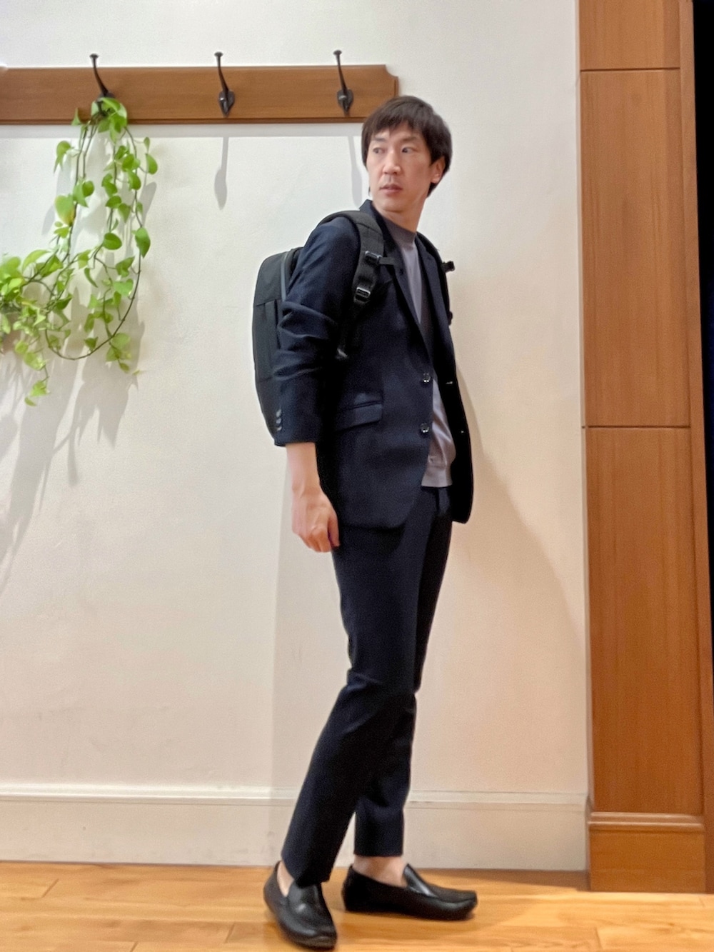 グレー系のTシャツ/カットソー、グレー系のテーラードジャケット、グレー系のその他パンツを着用したメンズの秋コーディネートの7枚目の写真