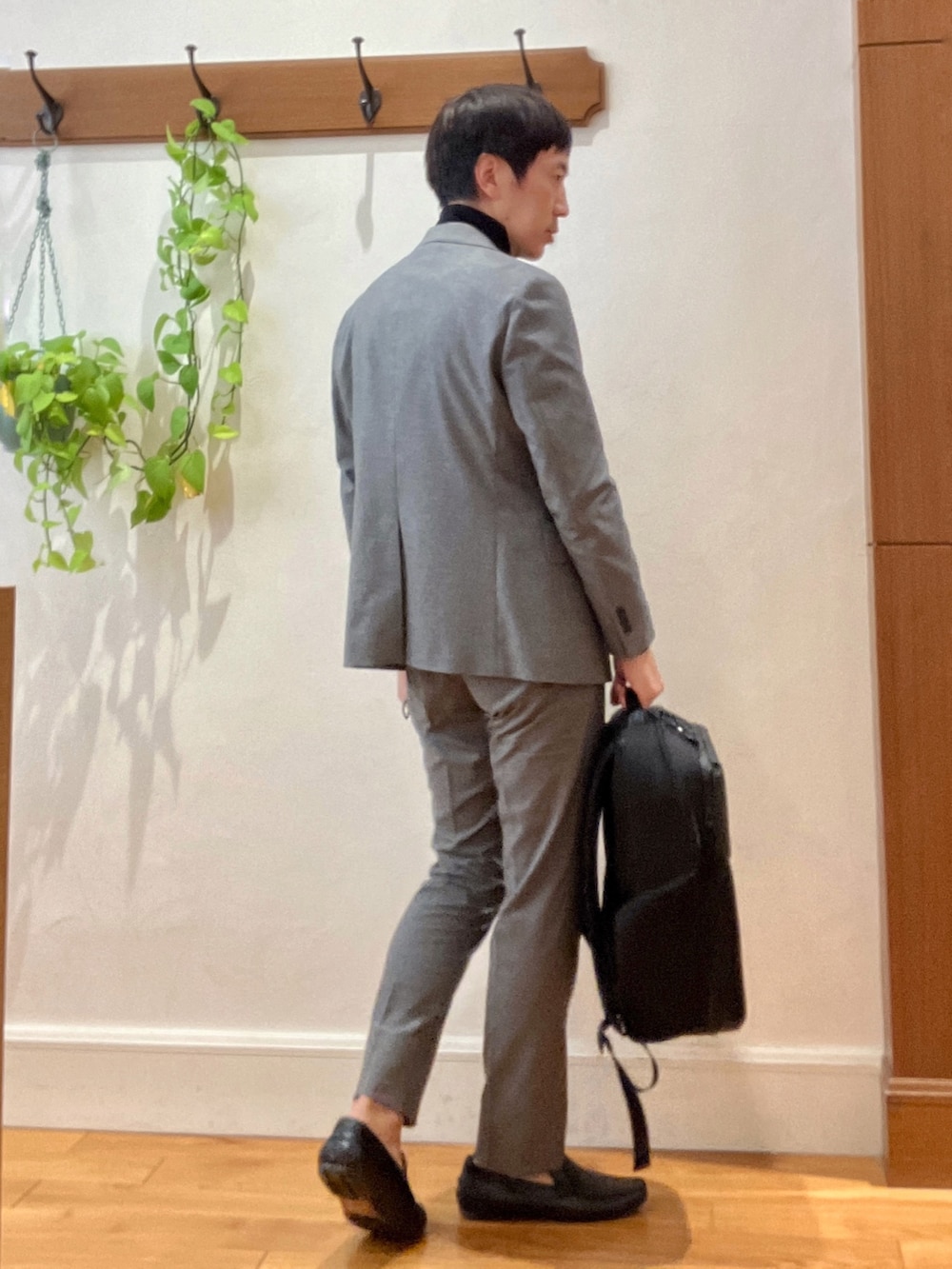 グレー系のテーラードジャケット、ブラック系のTシャツ/カットソー、グレー系のその他パンツを着用したメンズの秋コーディネートの6枚目の写真