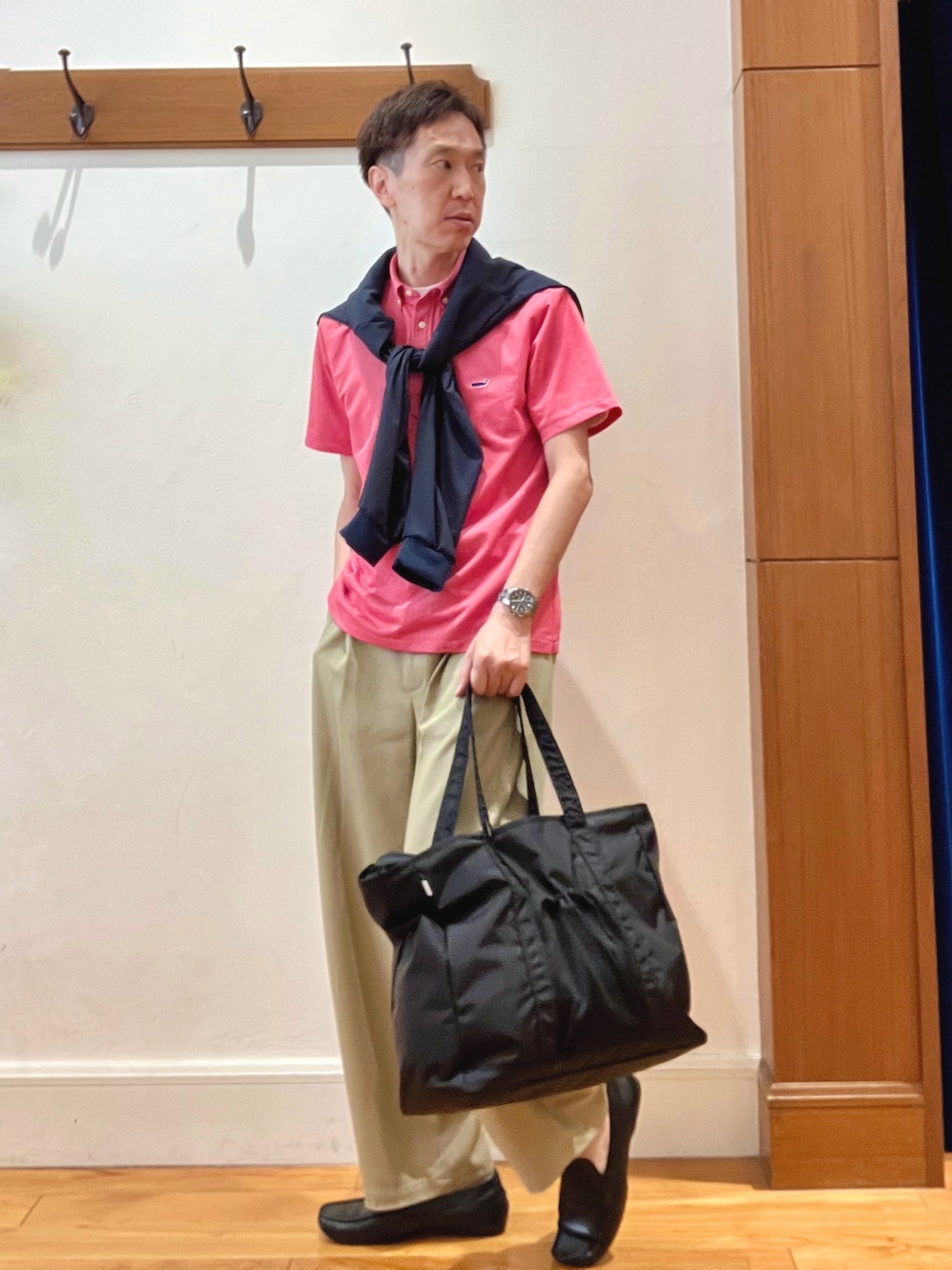 レッド系のポロシャツ、ブルー系のカーディガン/ボレロ、ホワイト系のTシャツ/カットソーを着用したメンズの夏コーディネートの2枚目の写真