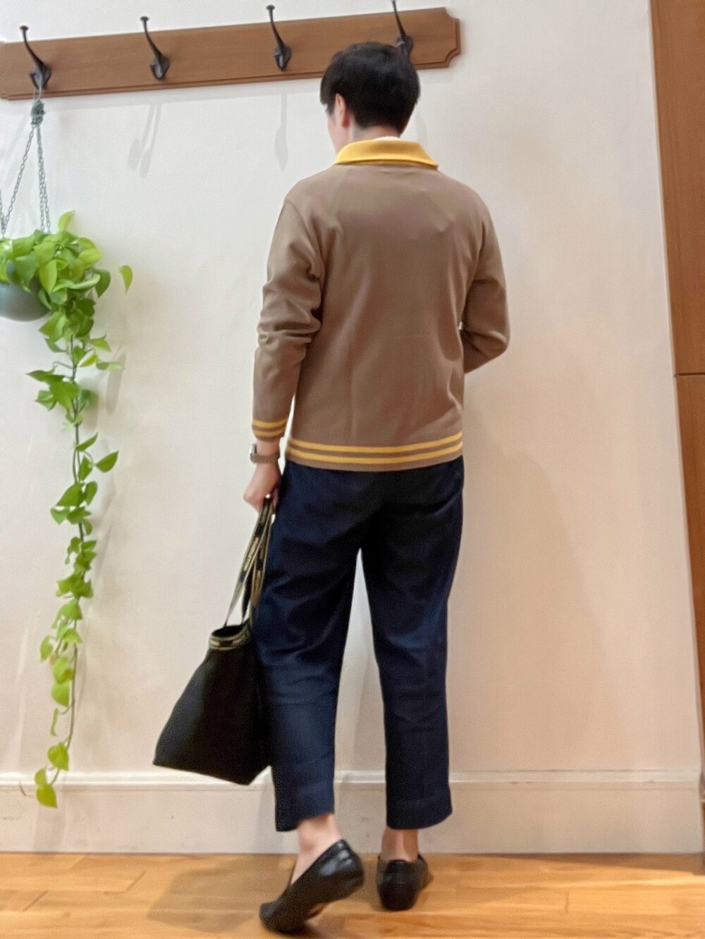 ブルー系のシャツ/ブラウス、ベージュ系のカーディガン/ボレロ、ブラック系のトートバッグを着用したメンズの秋コーディネートの4枚目の写真