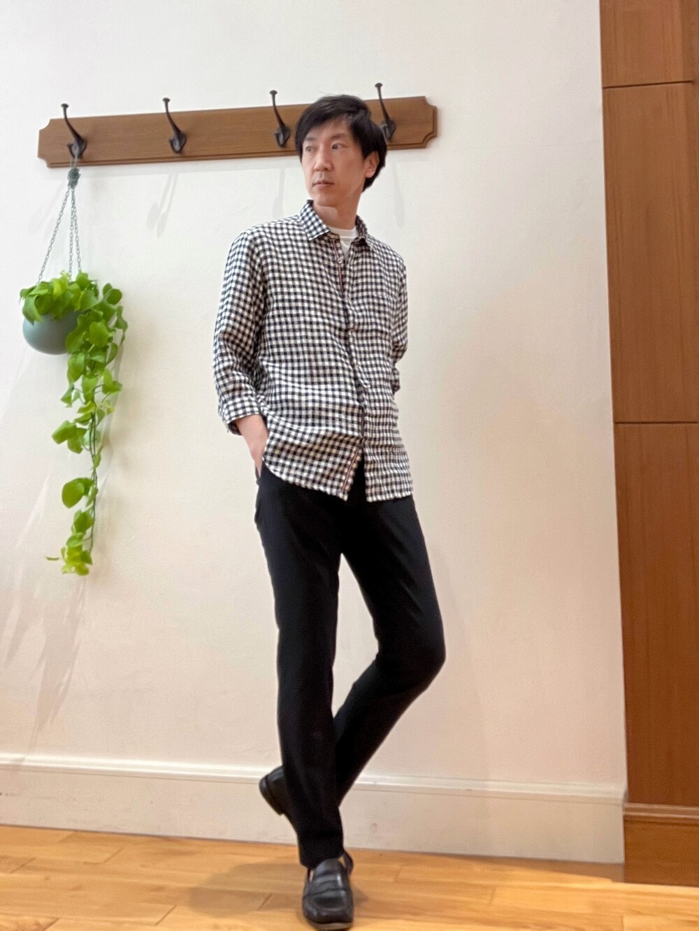 ブルー系のその他パンツ、ブラック系のシャツ/ブラウスを着用したメンズの春コーディネートの6枚目の写真