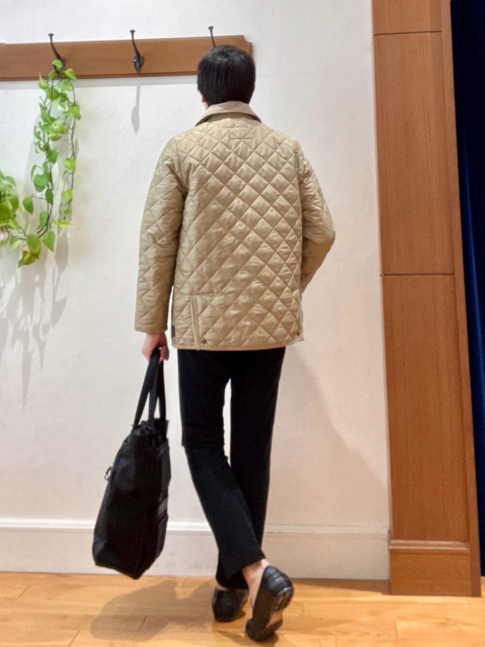 ブラック系のトートバッグ、ブラック系のその他パンツ、ホワイト系のTシャツ/カットソーを着用したメンズの秋コーディネートの5枚目の写真