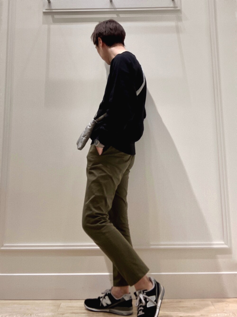 ブラック系のスウェット、グリーン系のショルダーバッグを着用したメンズの冬コーディネートの3枚目の写真