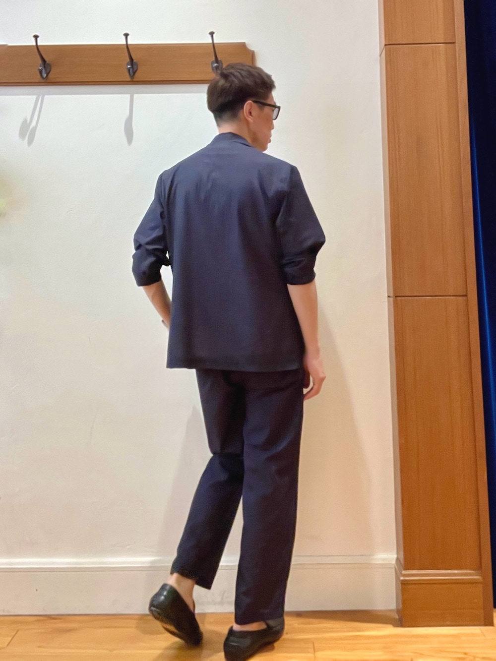 ブルー系のその他パンツ、ホワイト系のTシャツ/カットソー、ブルー系のテーラードジャケットを着用したメンズの夏コーディネートの4枚目の写真