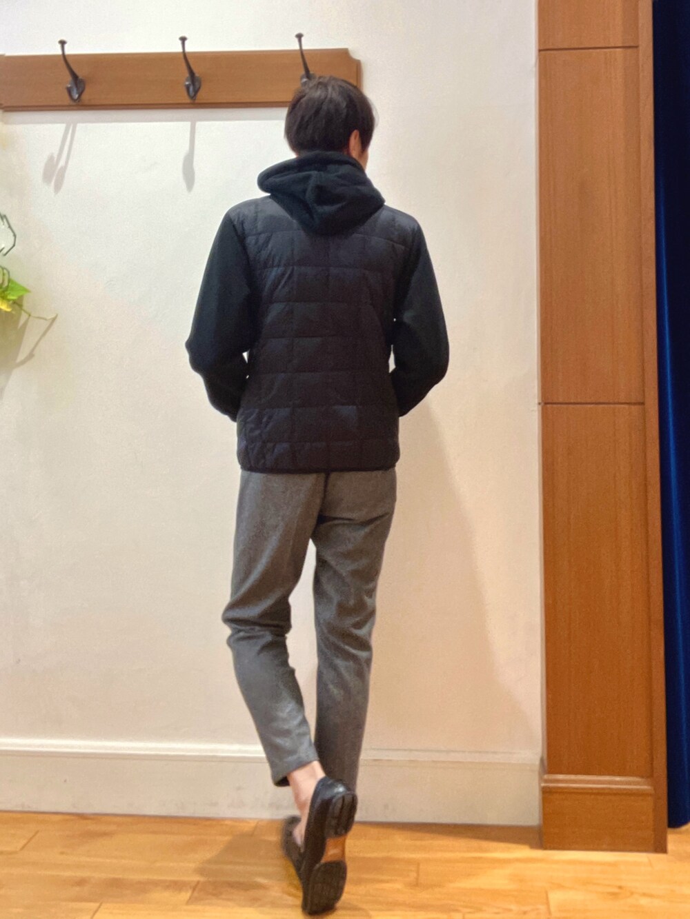 ブラック系のブルゾン、ブルー系のTシャツ/カットソー、グレー系のその他パンツを着用したメンズの秋コーディネートの4枚目の写真