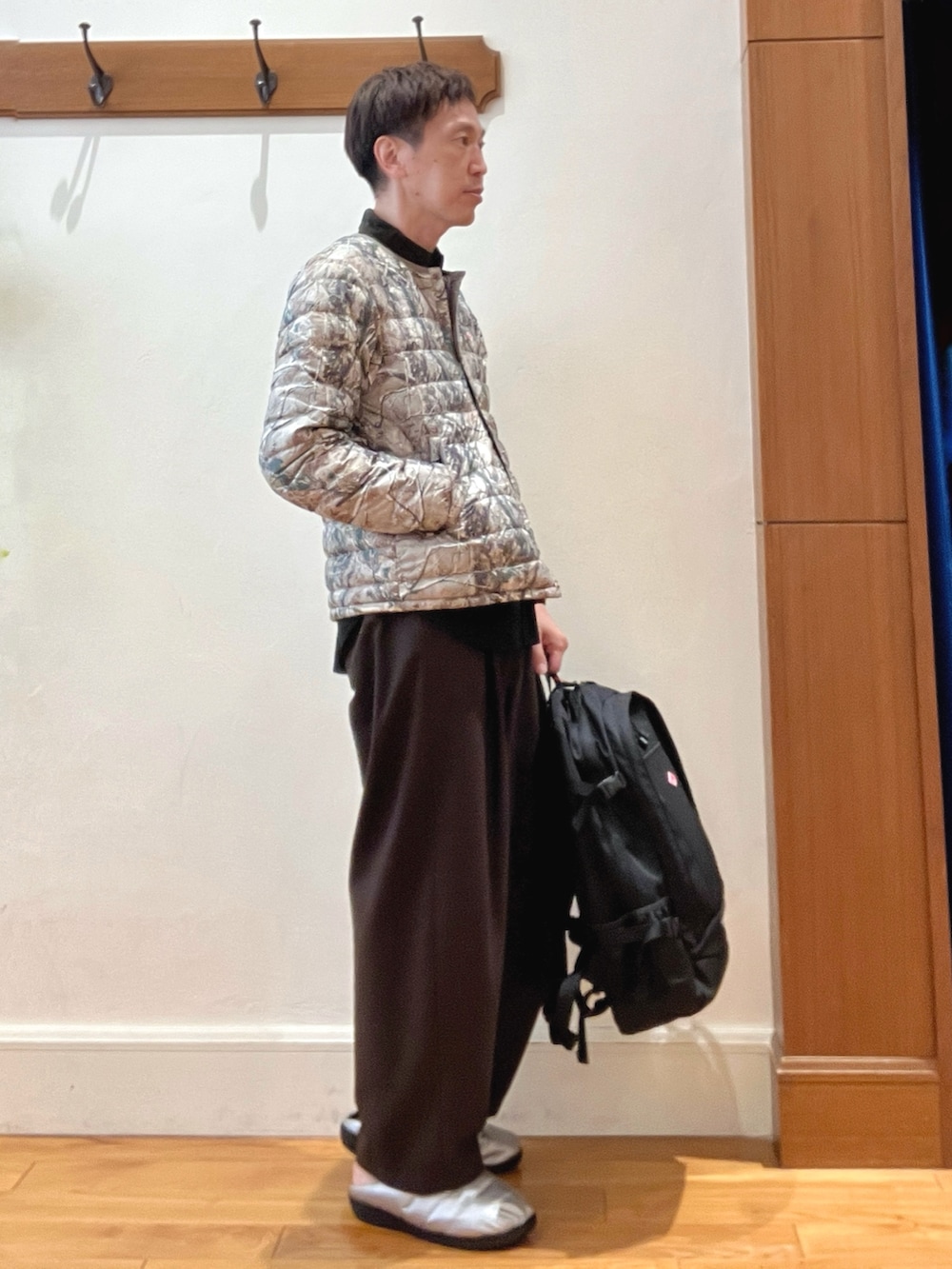 ブラック系のシャツ/ブラウス、シルバー系のサンダル、ブラック系のショルダーバッグを着用したメンズの秋コーディネートの6枚目の写真