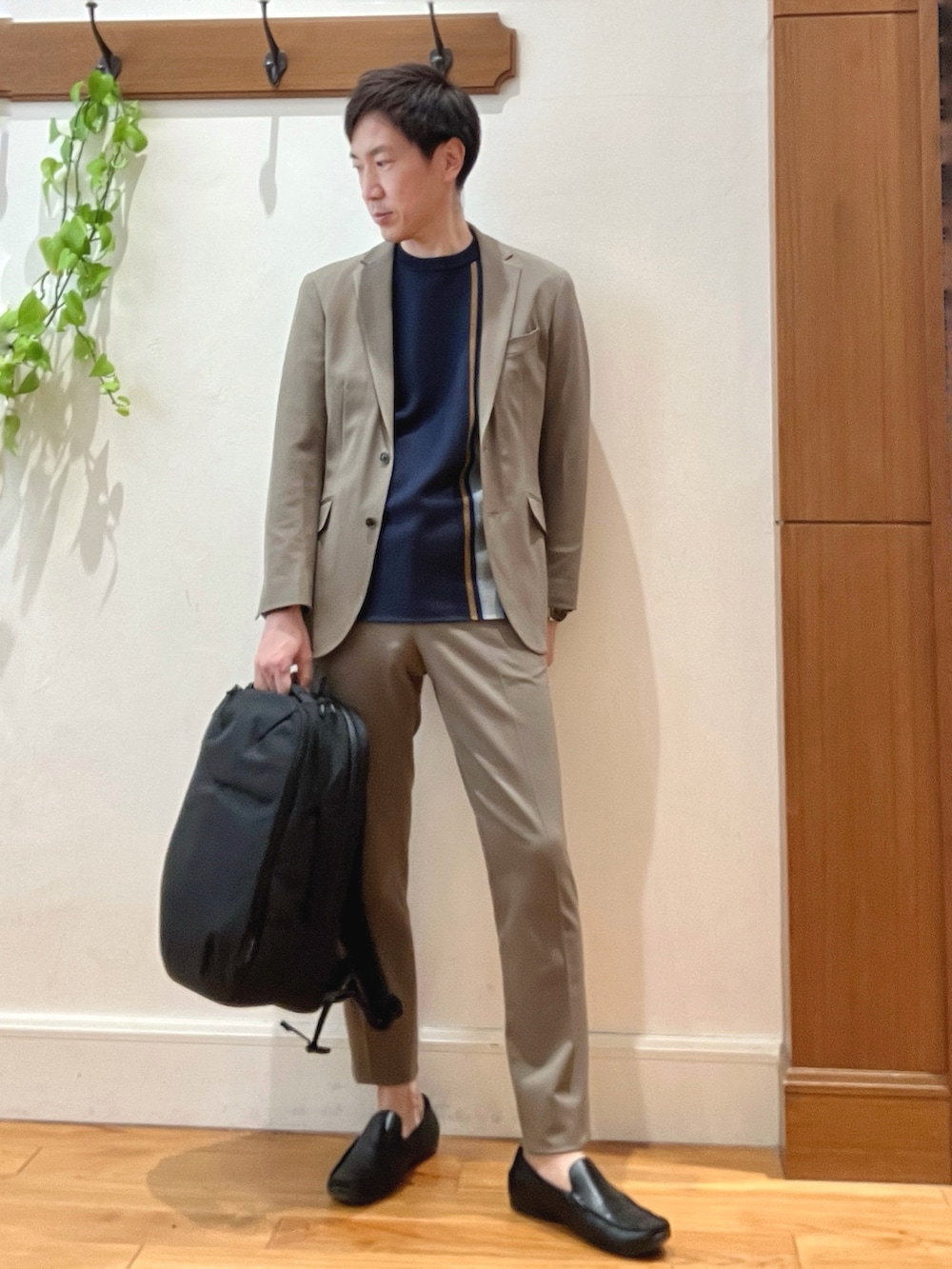 ブラウン系のその他パンツ、ブラウン系のテーラードジャケット、ブルー系のニット/セーターを着用したメンズの冬コーディネートの2枚目の写真