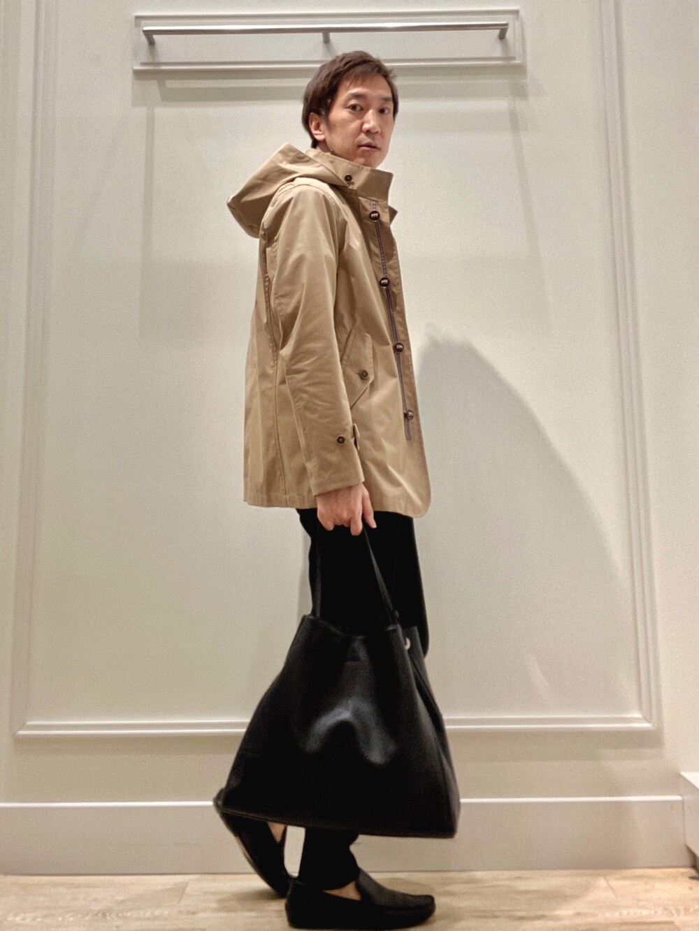 ベージュ系のブルゾン、ブラック系のシャツ/ブラウス、ブラック系のその他パンツを着用したメンズの冬コーディネートの7枚目の写真