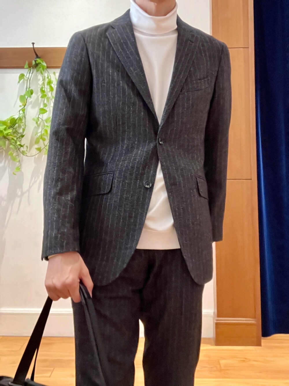 グレー系のテーラードジャケット、ホワイト系のTシャツ/カットソー、グレー系のスラックスを着用したメンズの秋コーディネートの9枚目の写真