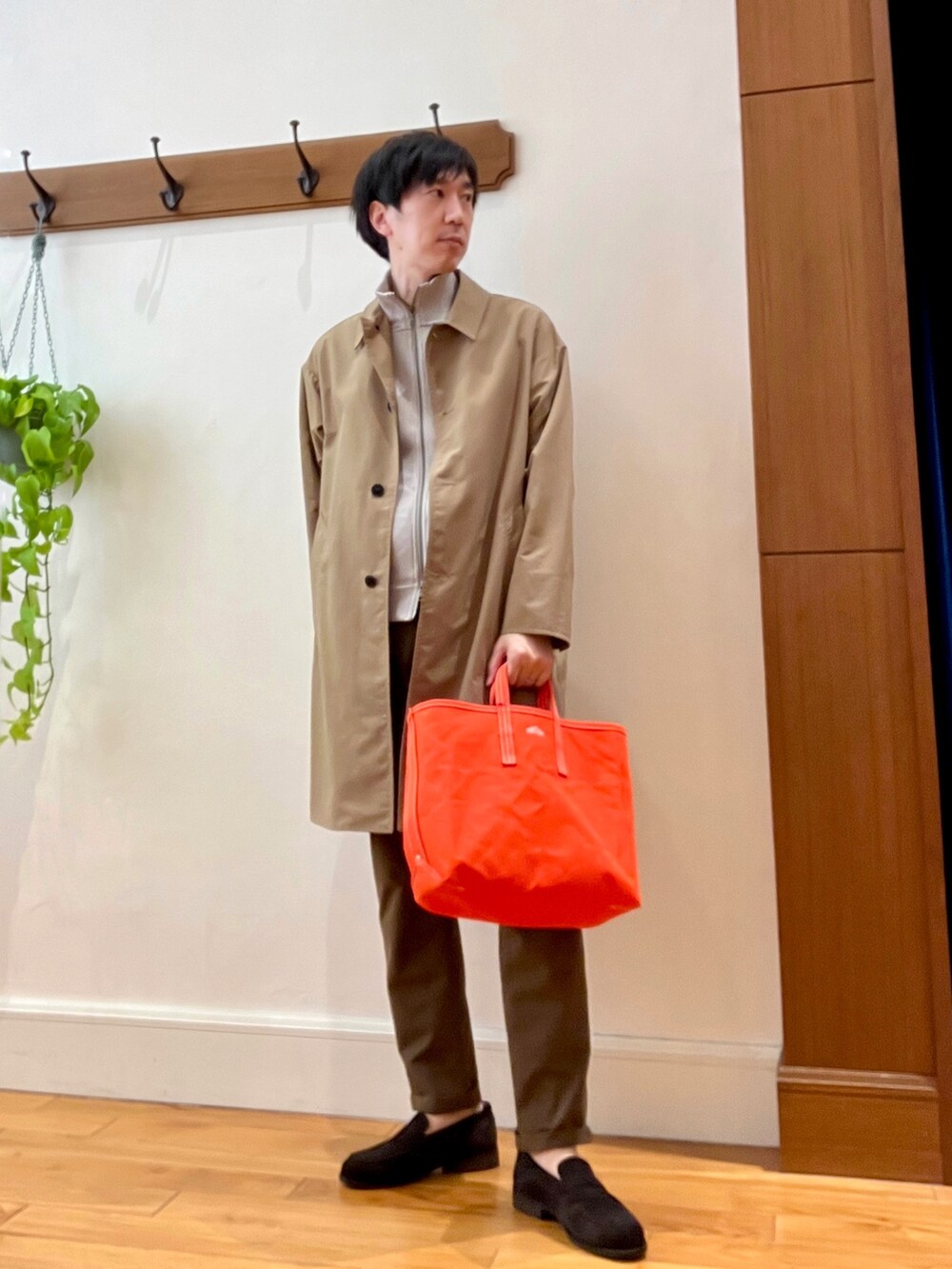 ベージュ系のステンカラーコート、ベージュ系のカーディガン/ボレロ、ブラウン系のその他パンツを着用したメンズの冬コーディネートの2枚目の写真