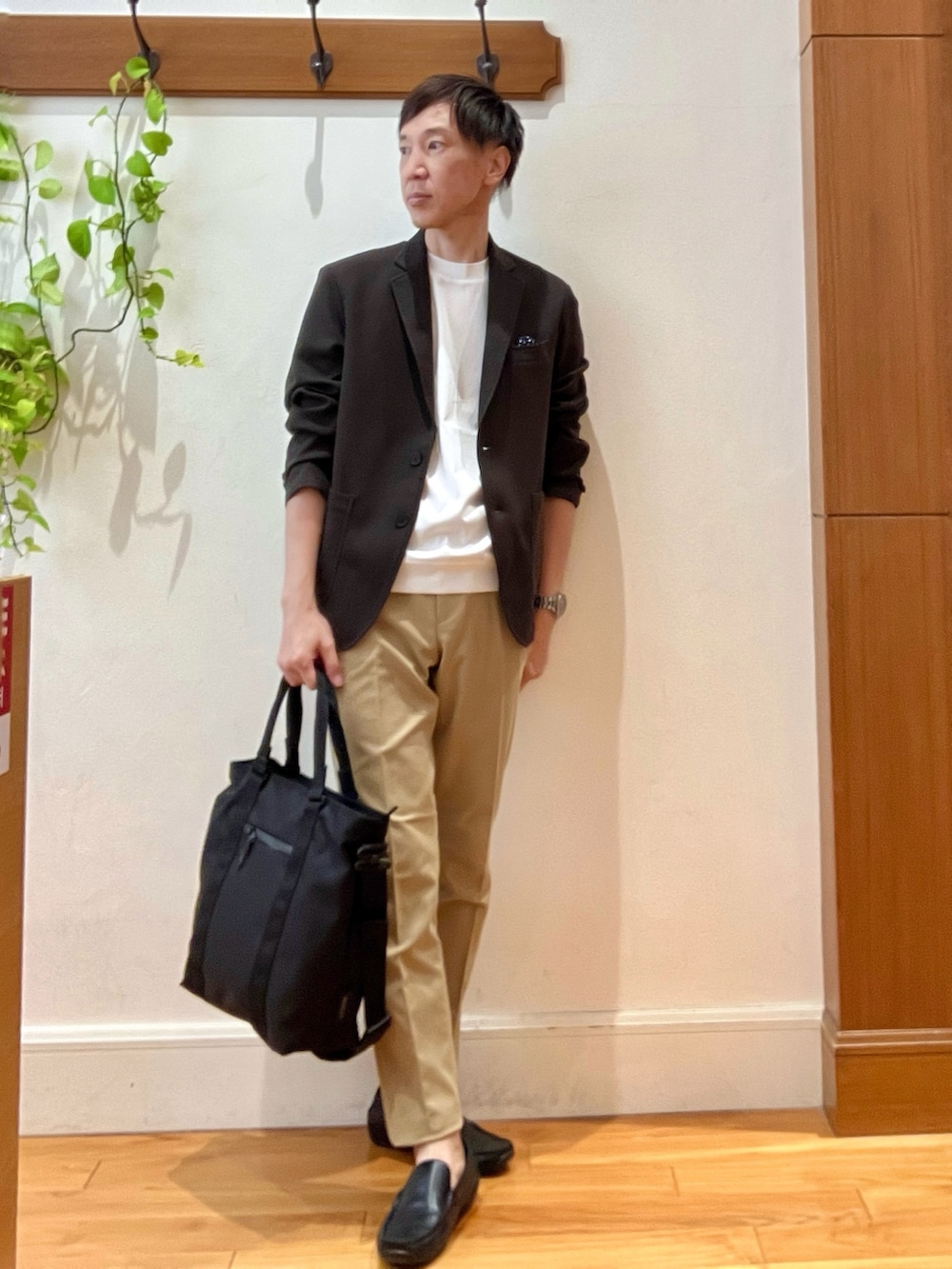 ブラウン系のテーラードジャケット、ホワイト系のTシャツ/カットソー、ベージュ系のチノパンツを着用したメンズの夏コーディネートの5枚目の写真