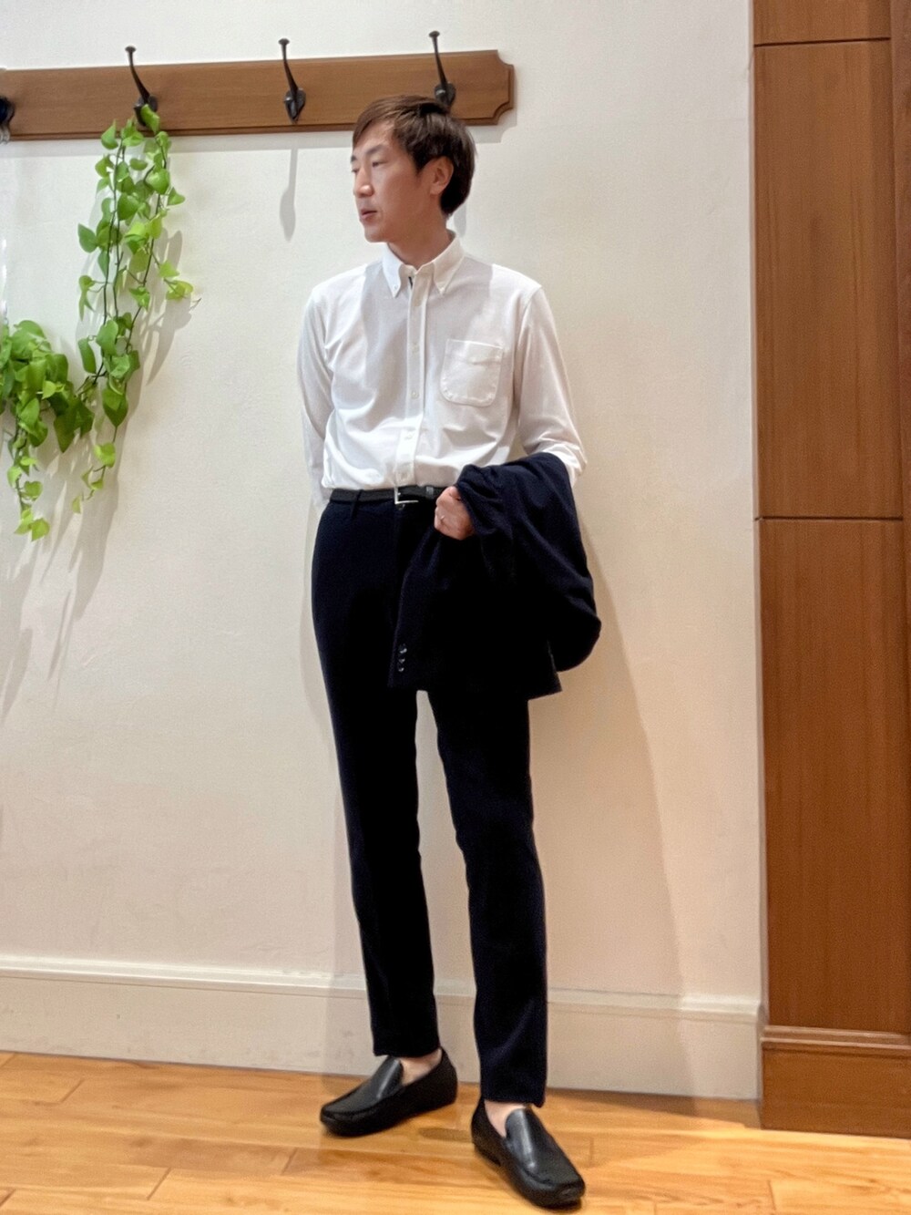 ブルー系のテーラードジャケット、ホワイト系のシャツ/ブラウス、ブラック系のその他パンツを着用したメンズの秋コーディネートの8枚目の写真