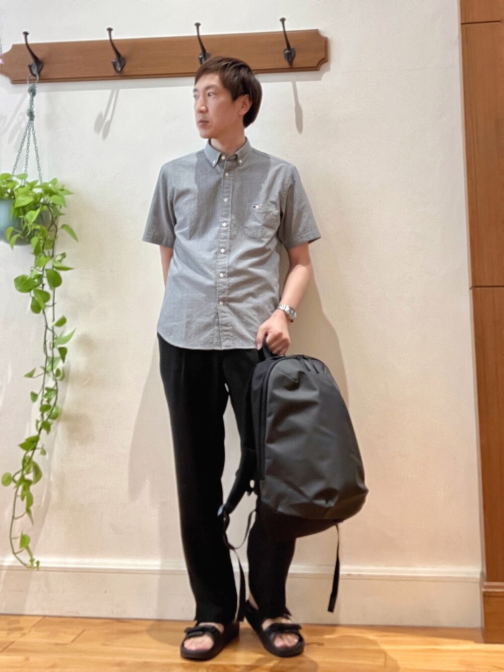 ブラック系のサンダル、グレー系のバックパック/リュック、ブラック系のその他パンツを着用したメンズの春コーディネートの2枚目の写真