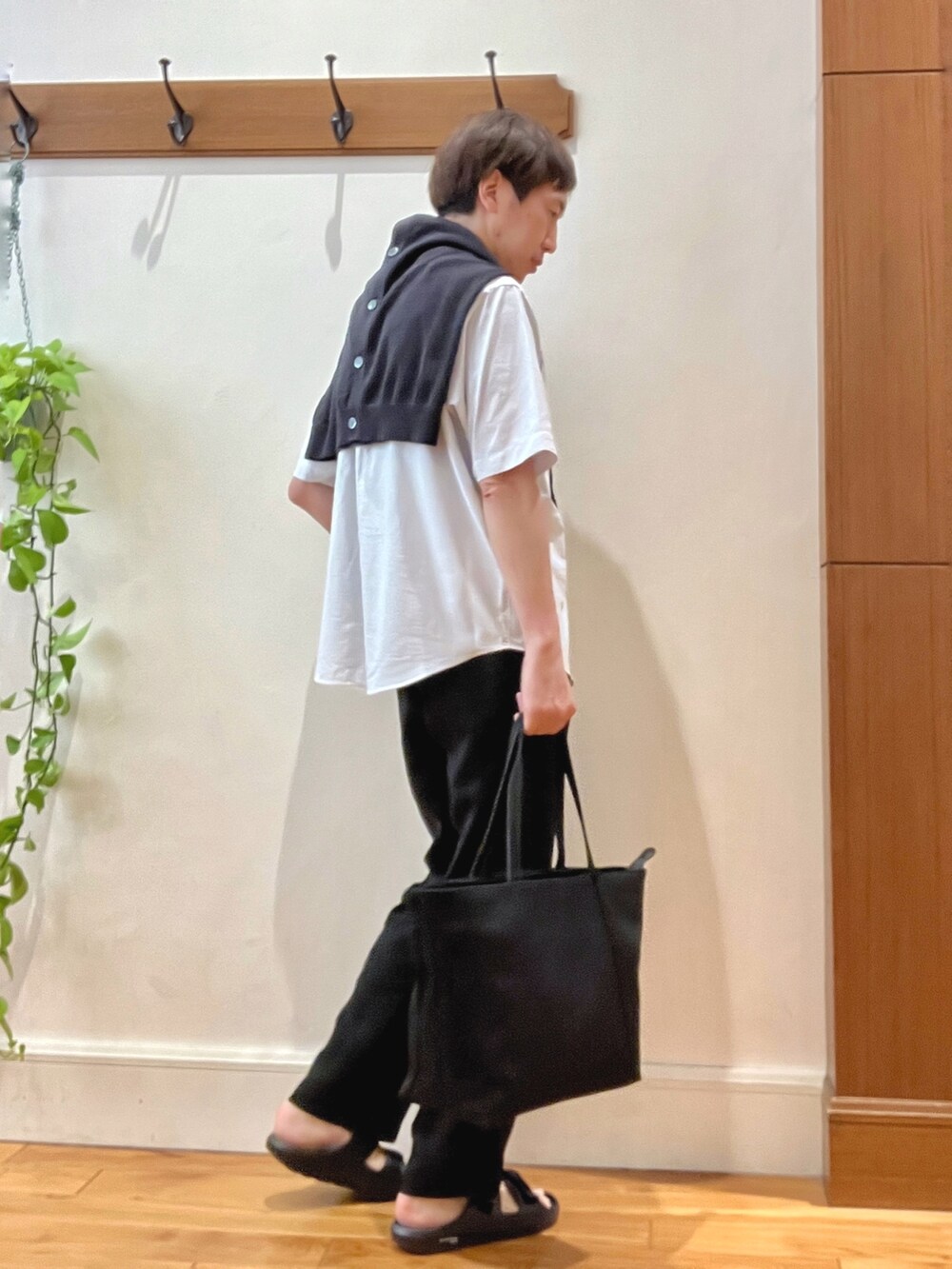 ホワイト系のシャツ/ブラウス、ホワイト系のシャツ/ブラウス、ブラック系のその他パンツを着用したメンズの春コーディネートの5枚目の写真