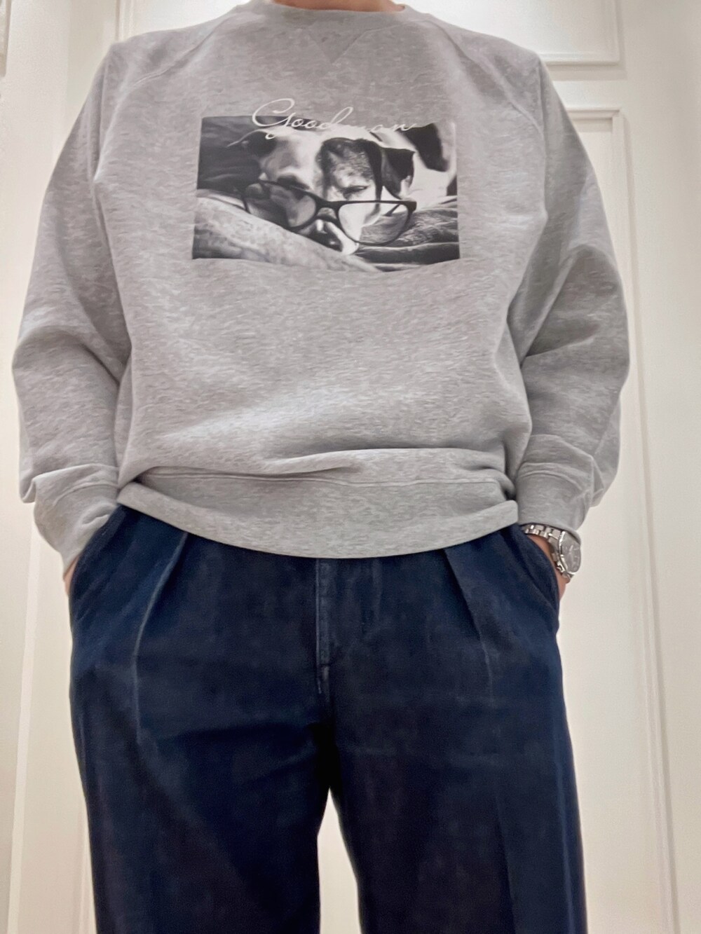 ブルー系のニット/セーター、グレー系のスウェットを着用したメンズの冬コーディネートの8枚目の写真