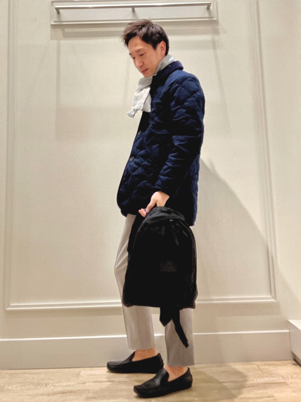 グレー系のその他パンツ、ブルー系のダウンジャケット/コート、ブラック系のバックパック/リュックを着用したメンズの冬コーディネートの3枚目の写真