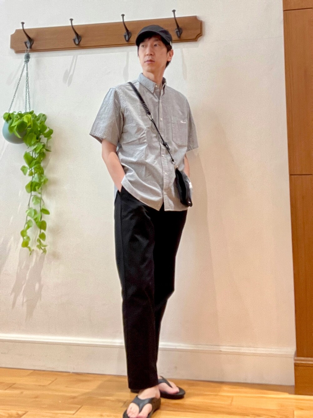 ブラック系のシャツ/ブラウス、ブラック系のショルダーバッグ、ブラック系のサンダルを着用したメンズの春コーディネートの7枚目の写真