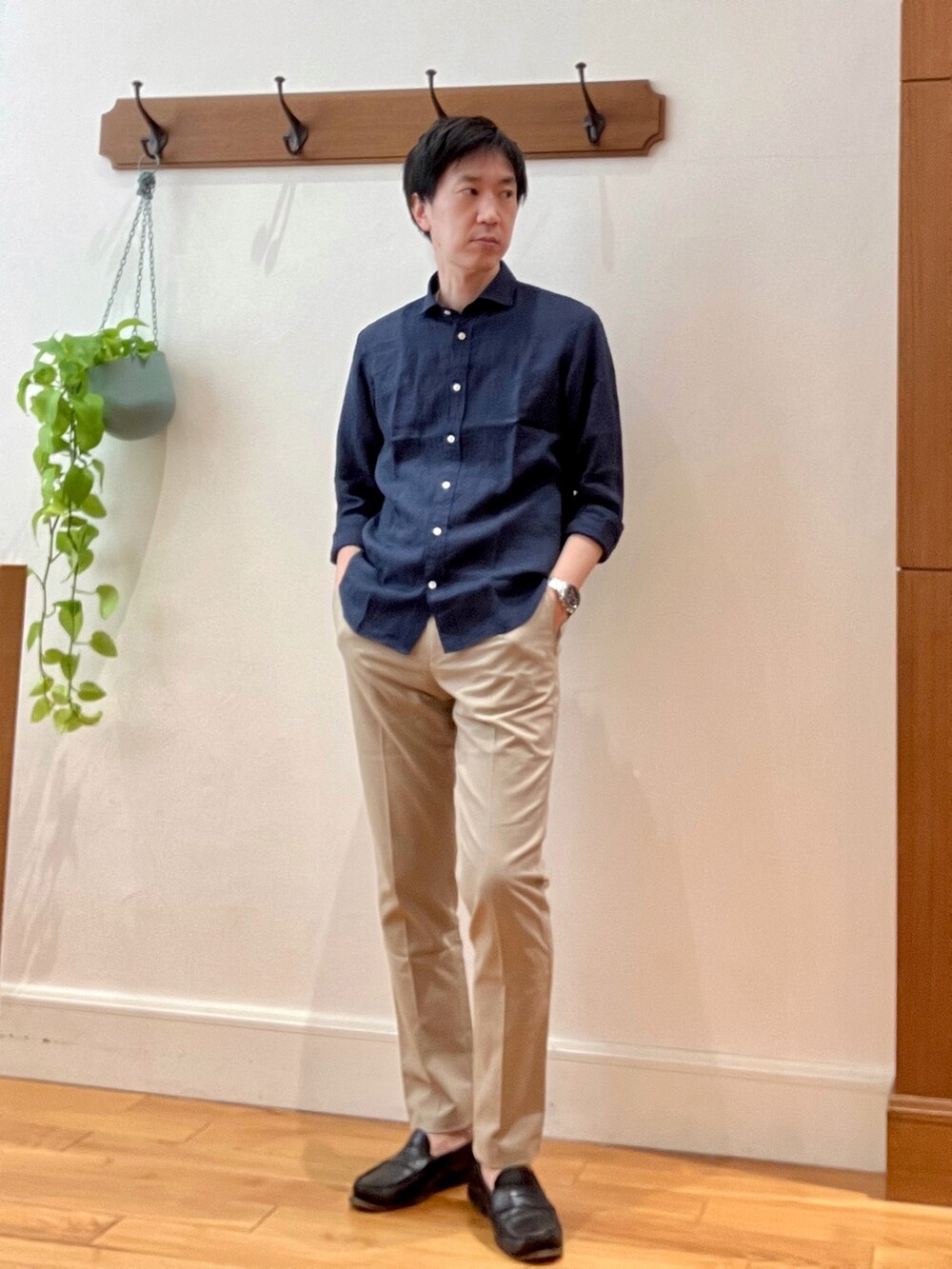 ブルー系のシャツ/ブラウス、ブルー系のショルダーバッグ、ベージュ系のその他パンツを着用したメンズの春コーディネートの3枚目の写真