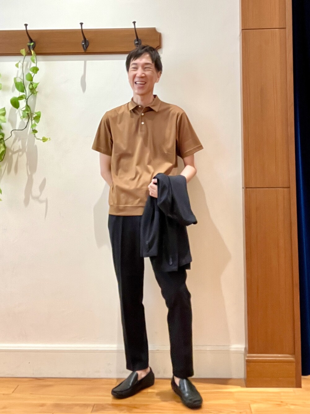 ブラック系のテーラードジャケット、ブラック系のその他パンツ、ブラック系のバックパック/リュックを着用したメンズの夏コーディネートの9枚目の写真