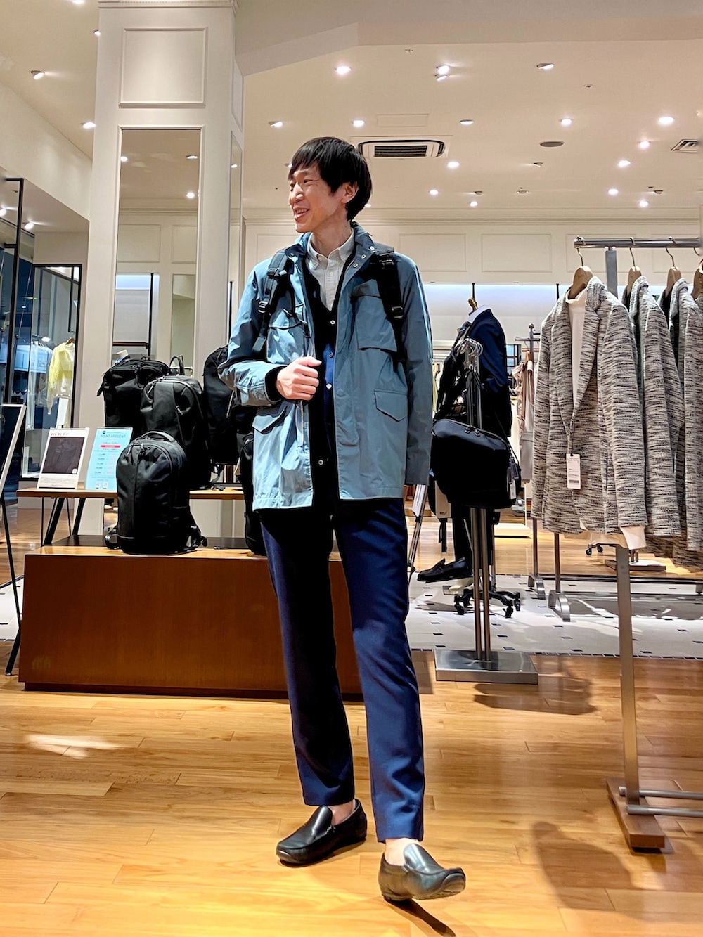 グリーン系のシャツ/ブラウス、ブルー系のブルゾン、ブルー系のカーディガン/ボレロを着用したメンズの冬コーディネートの9枚目の写真