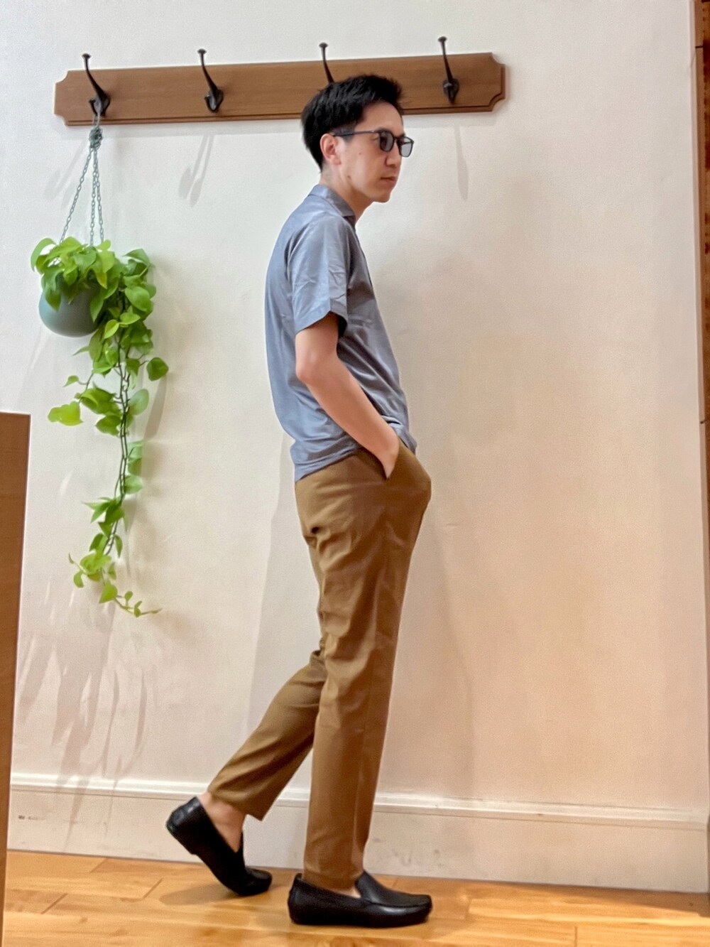 イエロー系のその他パンツ、ブルー系のポロシャツ、ブラック系のサングラスを着用したメンズの夏コーディネートの6枚目の写真