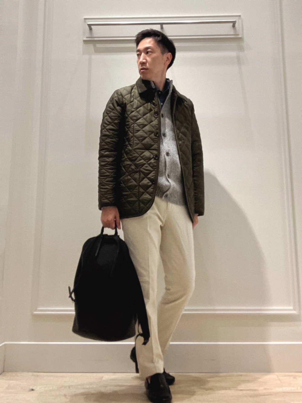 グリーン系のブルゾン、グレー系のカーディガン/ボレロ、ブルー系のシャツ/ブラウスを着用したメンズの秋コーディネートの6枚目の写真