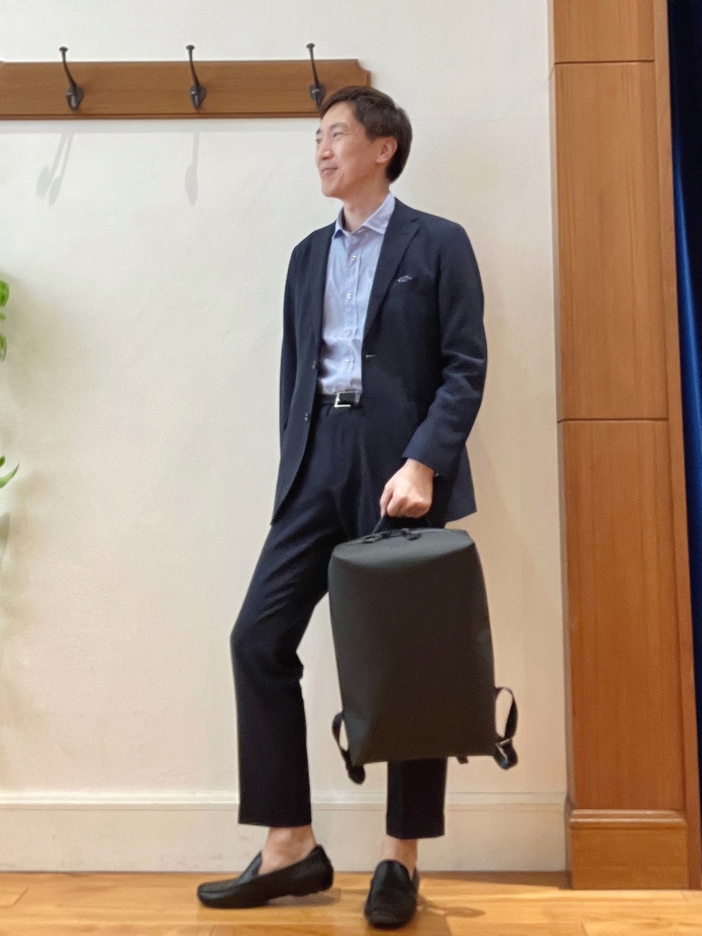 ブルー系のシャツ/ブラウス、ブラック系のバックパック/リュック、ブラック系のベルトを着用したメンズの春コーディネートの2枚目の写真