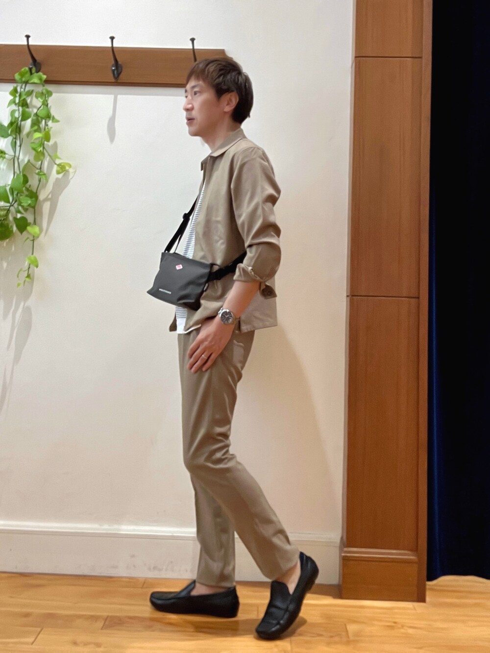 ベージュ系のその他パンツ、ベージュ系のブルゾン、ホワイト系のTシャツ/カットソーを着用したメンズの秋コーディネートの3枚目の写真