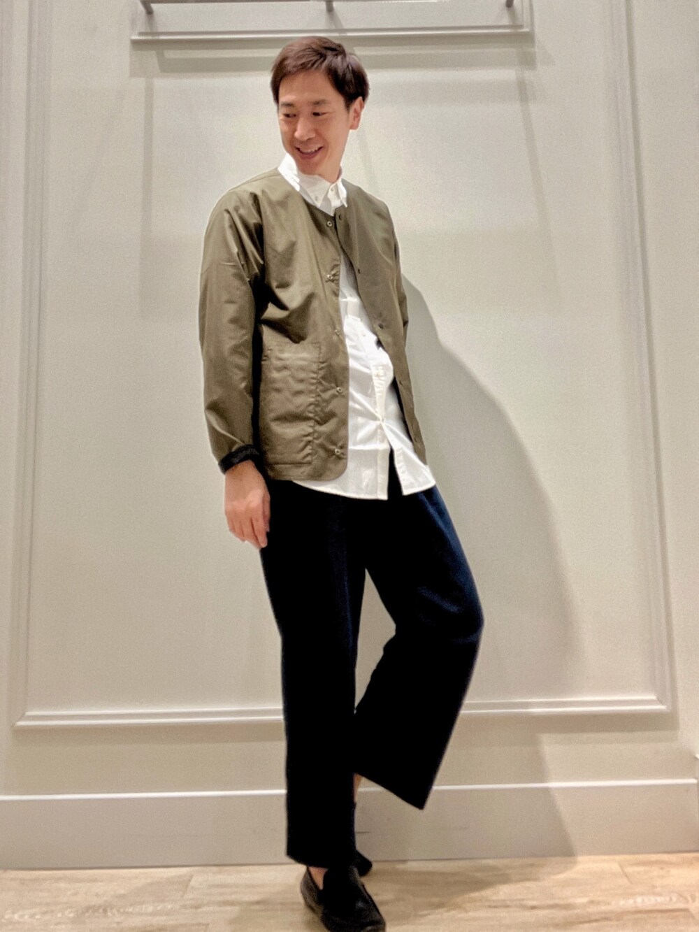 ブラック系のシャツ/ブラウス、ホワイト系のシャツ/ブラウスを着用したメンズの冬コーディネートの6枚目の写真