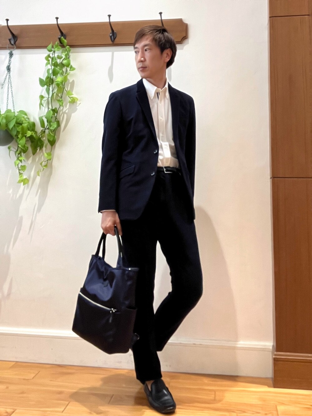 ブルー系のテーラードジャケット、ホワイト系のシャツ/ブラウス、ブラック系のその他パンツを着用したメンズの秋コーディネートの7枚目の写真