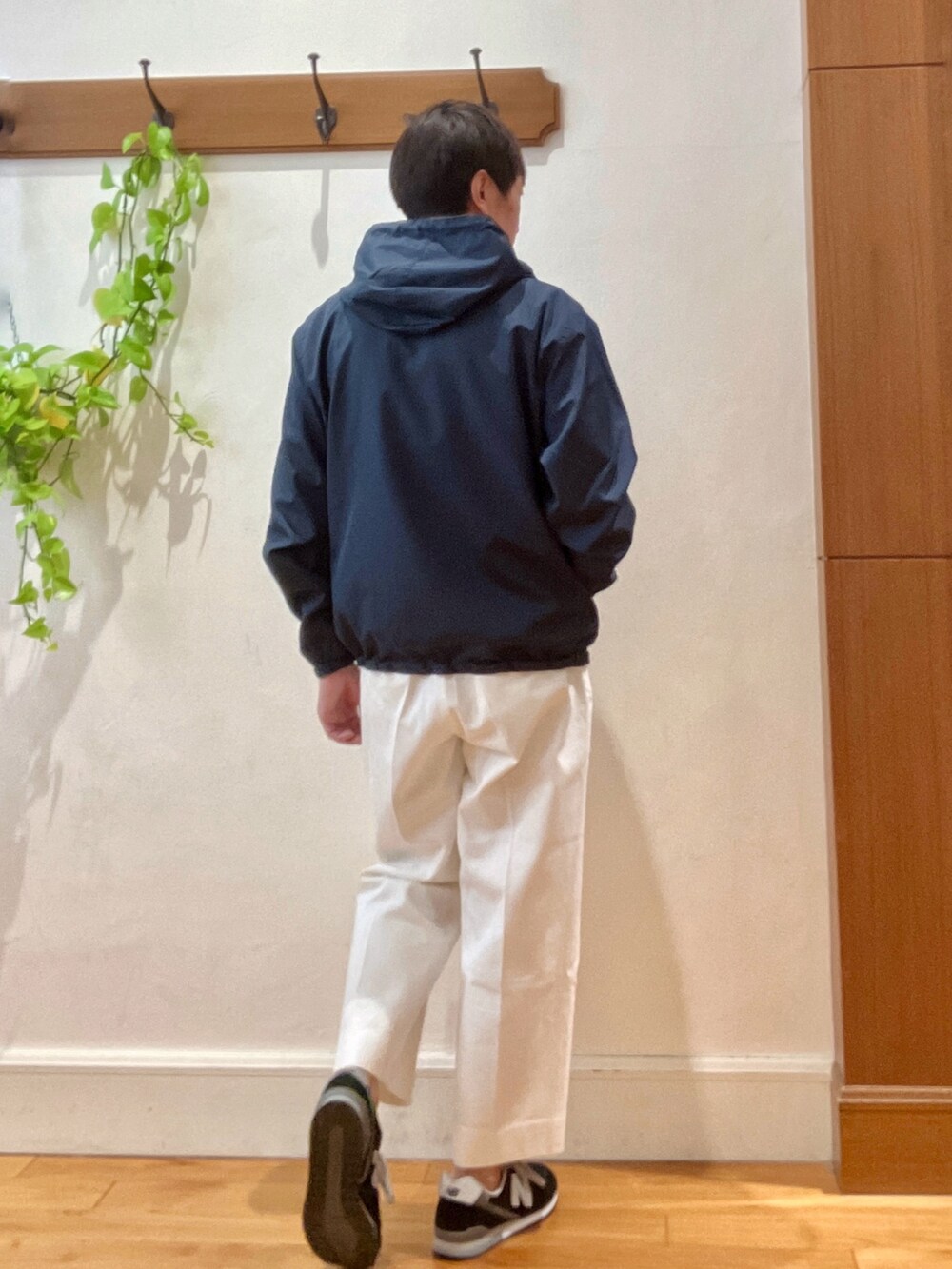 ホワイト系のデニムパンツ、ブラック系のバックパック/リュック、グリーン系のブルゾンを着用したメンズの冬コーディネートの9枚目の写真