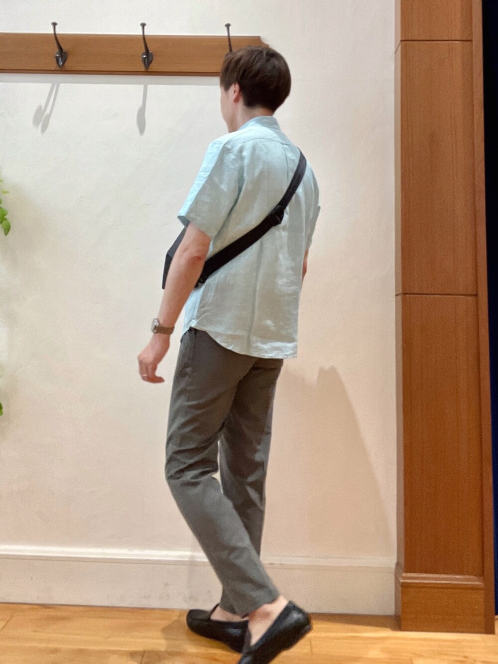 グリーン系のシャツ/ブラウス、ブラック系のショルダーバッグ、グレー系のその他パンツを着用したメンズの夏コーディネートの4枚目の写真
