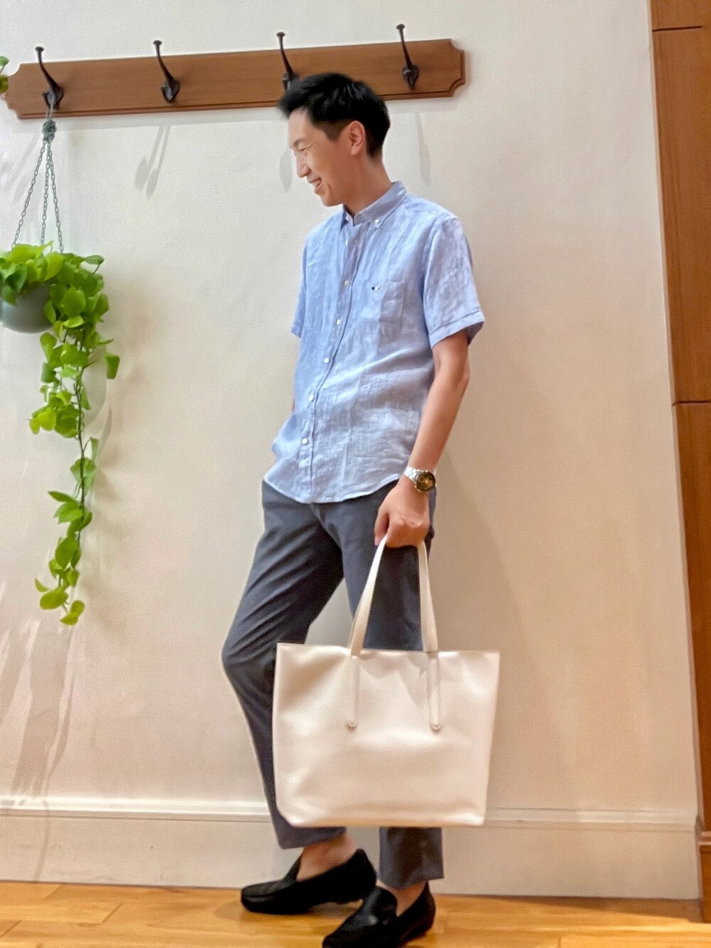ブルー系のシャツ/ブラウス、ホワイト系のトートバッグ、ブルー系のその他パンツを着用したメンズの夏コーディネートの4枚目の写真