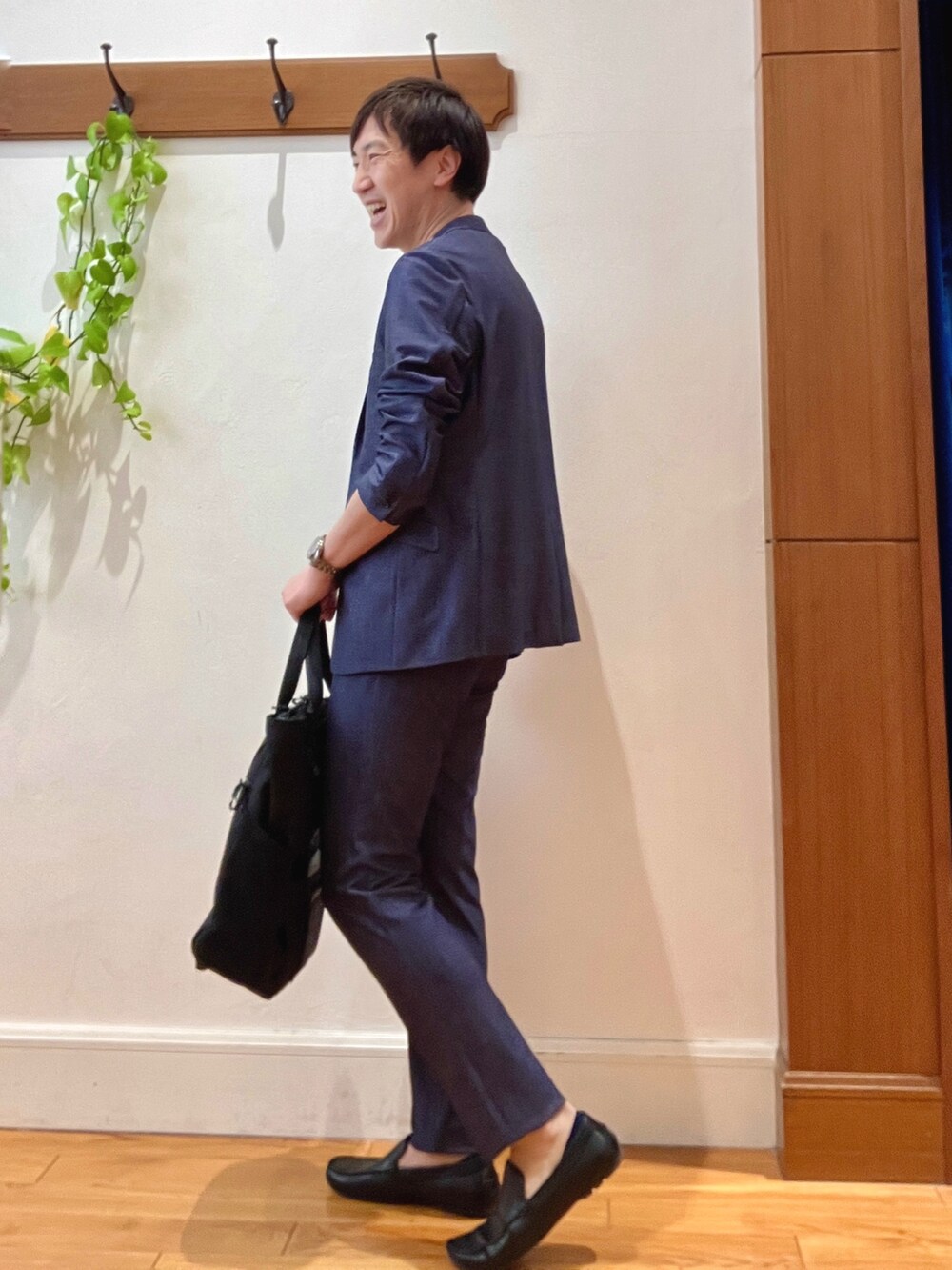 ブルー系のテーラードジャケット、ホワイト系のTシャツ/カットソー、ブルー系のその他パンツを着用したメンズの冬コーディネートの4枚目の写真