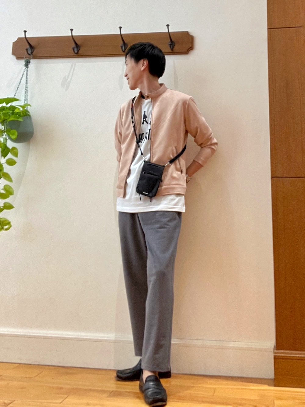 「春服デビュー宣言、淡色コーデ、オトナカジュアル、春夏コーデ、ローファー、Tシャツ、プリントT、ノーリーズ、NOLLEY'S、Topologie、スマホショルダー、ライダース、スウェード、スエード、ビートルズ」|「NOLLEY'S goodmanのダンボール ライダースジャケット 23SS(ライダースジャケット、ピンク系)」を使った、Tatsuo.YMさん(メンズ・182cm)の春コーディネートの2枚目の写真