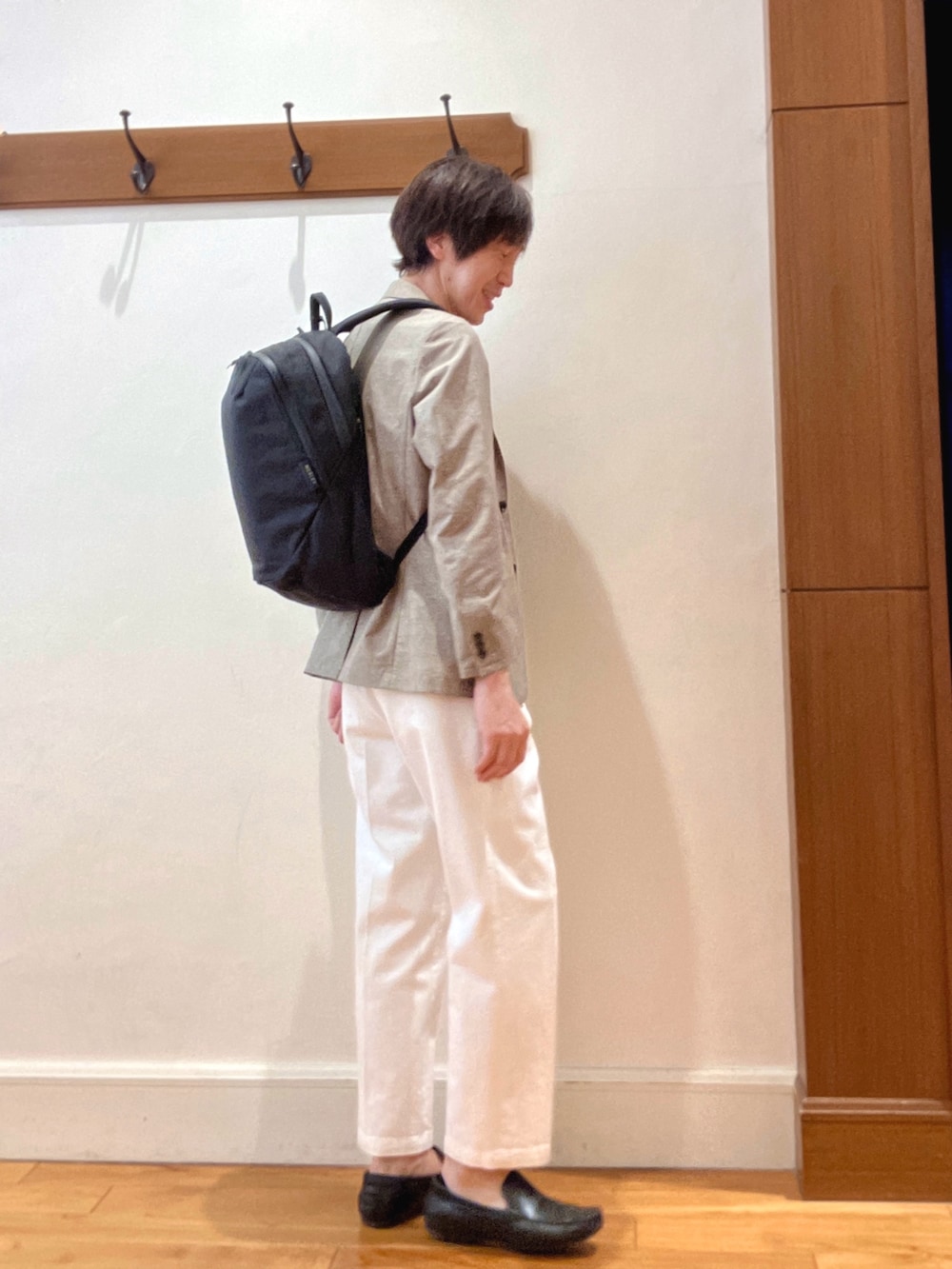 ベージュ系のテーラードジャケット、ブラウン系のTシャツ/カットソー、ホワイト系のデニムパンツを着用したメンズの春コーディネートの7枚目の写真