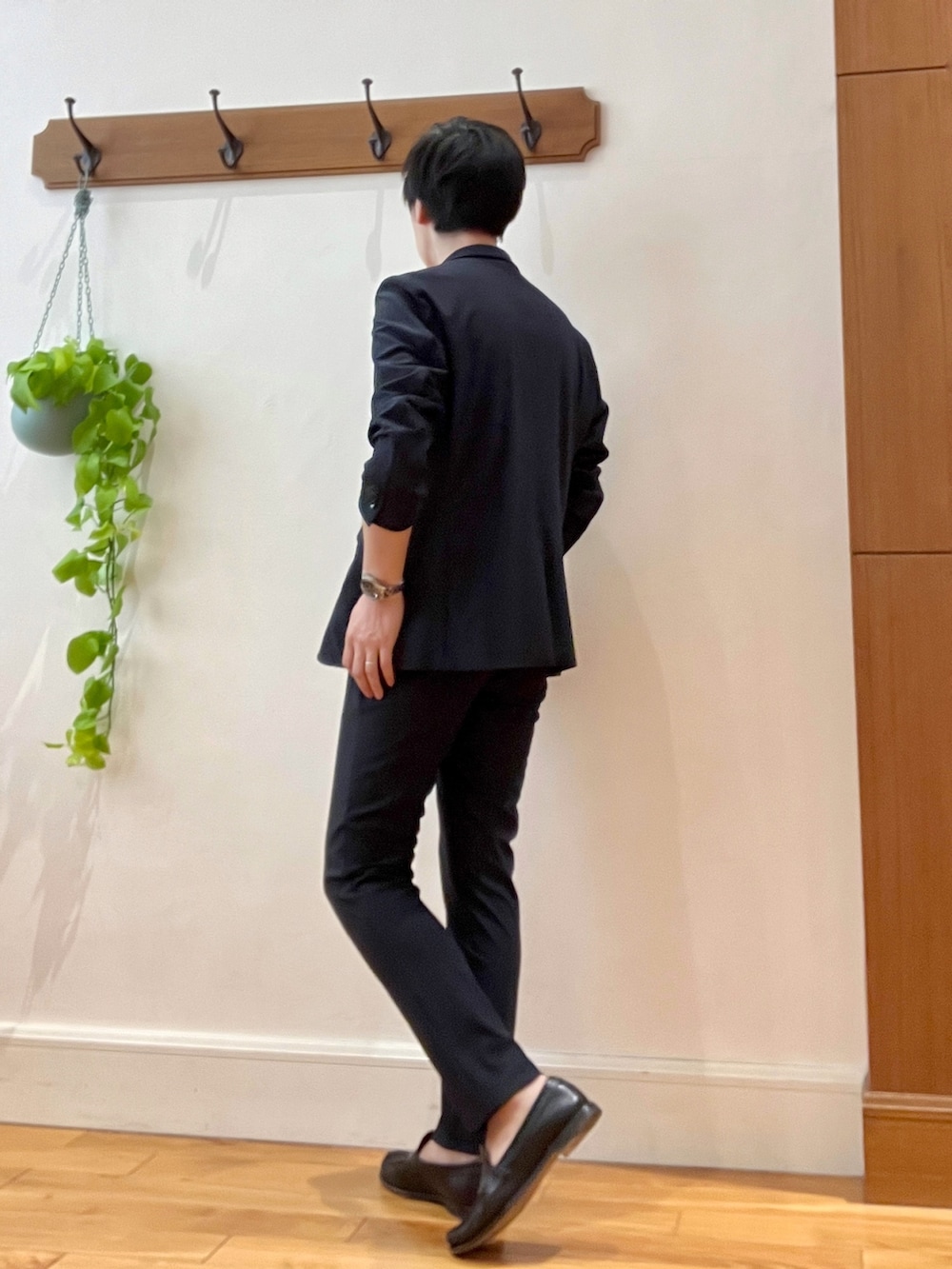 ブルー系のテーラードジャケット、ブルー系のその他パンツ、ブラウン系のポロシャツを着用したメンズの春コーディネートの4枚目の写真