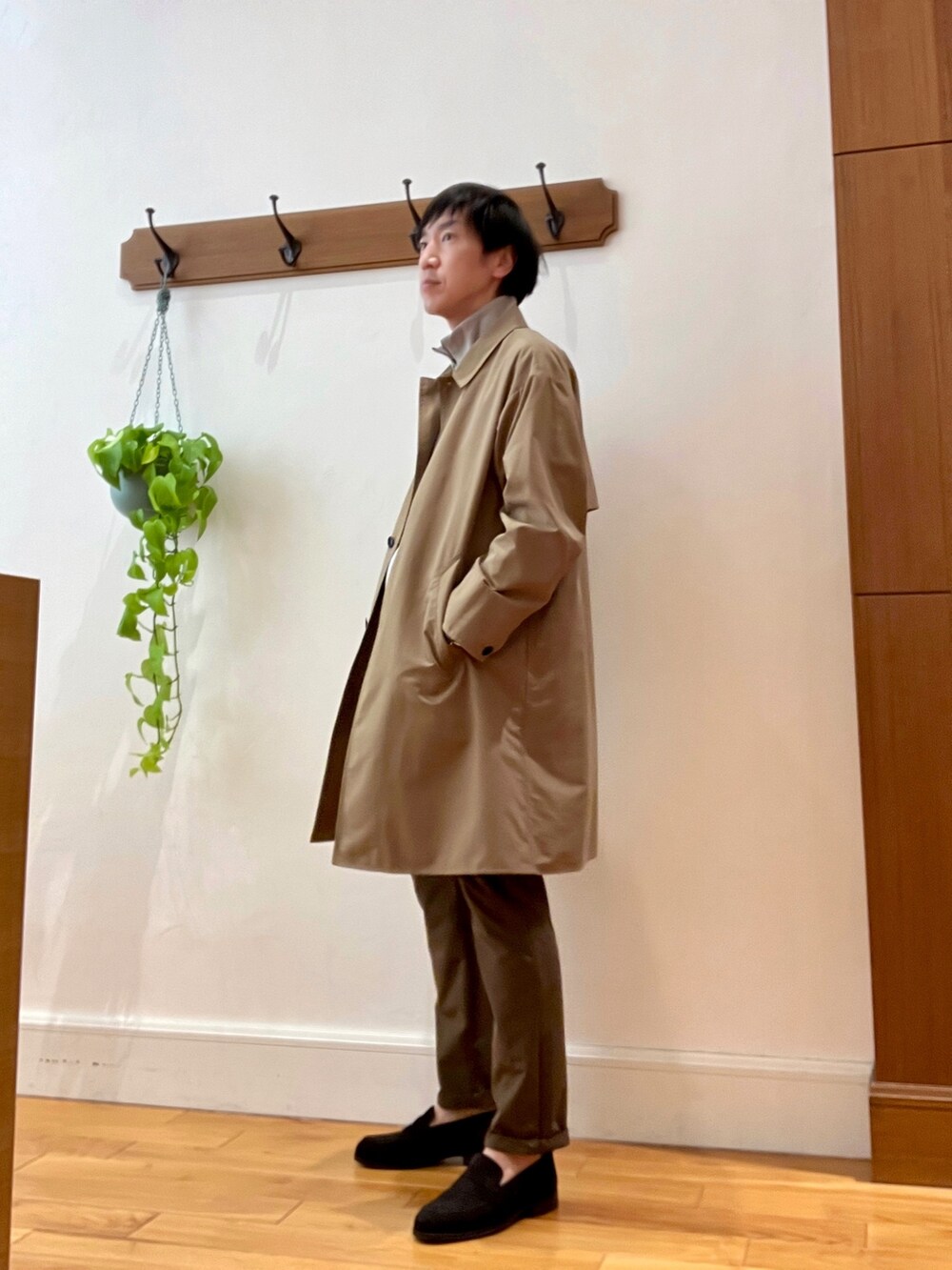 ベージュ系のステンカラーコート、ベージュ系のカーディガン/ボレロ、ブラウン系のその他パンツを着用したメンズの冬コーディネートの7枚目の写真