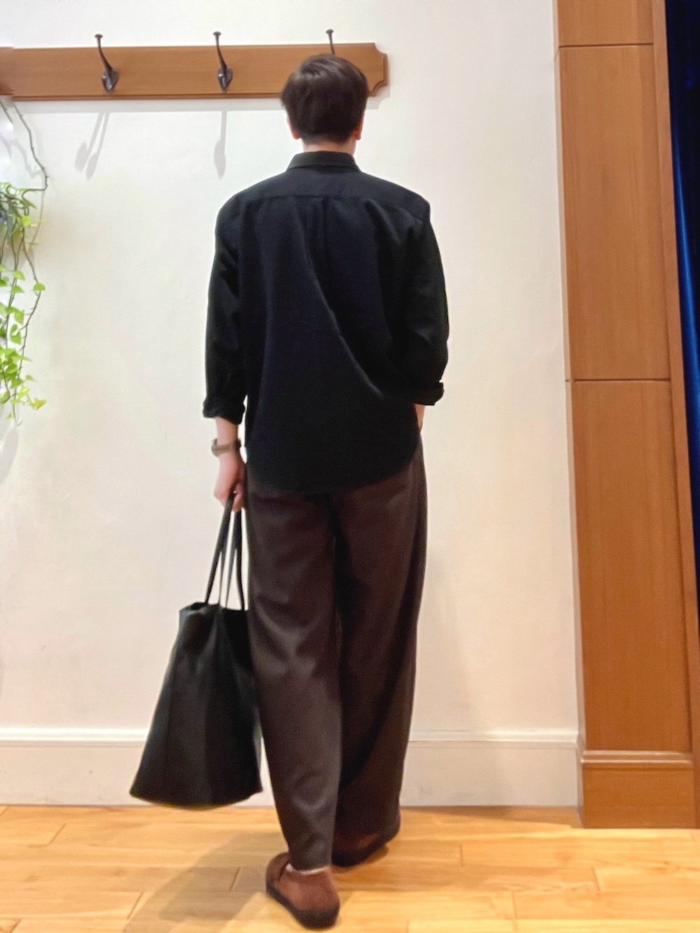 ブラック系のシャツ/ブラウス、ブラウン系のスニーカー、ブラック系のトートバッグを着用したメンズの秋コーディネートの4枚目の写真