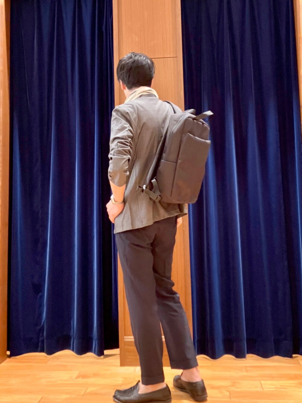 グレー系のノーカラージャケット、ホワイト系のTシャツ/カットソー、ブラック系のバックパック/リュックを着用したメンズの春コーディネートの6枚目の写真