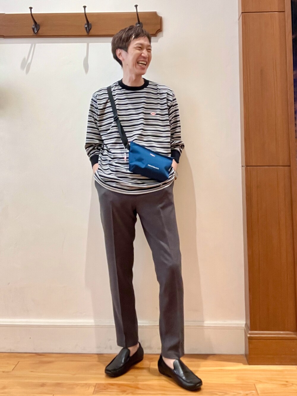 ブラック系のTシャツ/カットソー、グレー系のその他パンツ、ブルー系のショルダーバッグを着用したメンズの夏コーディネートの8枚目の写真