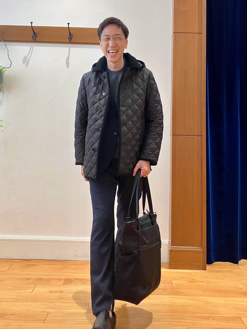ブルー系のその他パンツ、ブルー系のテーラードジャケット、ブラック系のブルゾンを着用したメンズの秋コーディネートの7枚目の写真