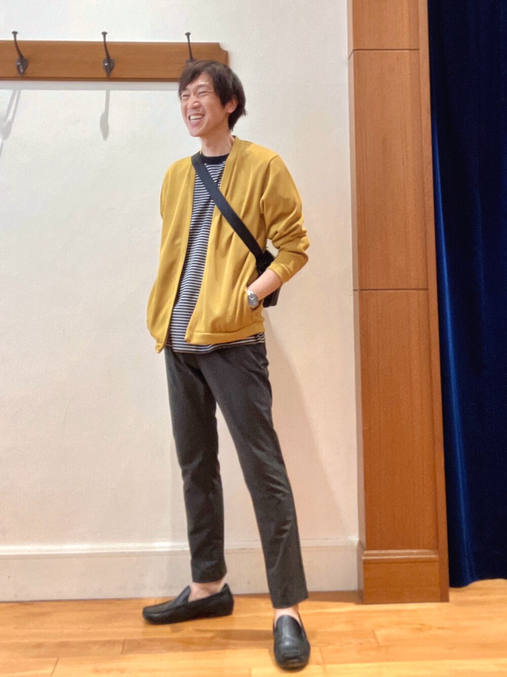 イエロー系のカーディガン/ボレロ、ブラック系のTシャツ/カットソー、ブラック系のショルダーバッグを着用したメンズの春コーディネートの2枚目の写真